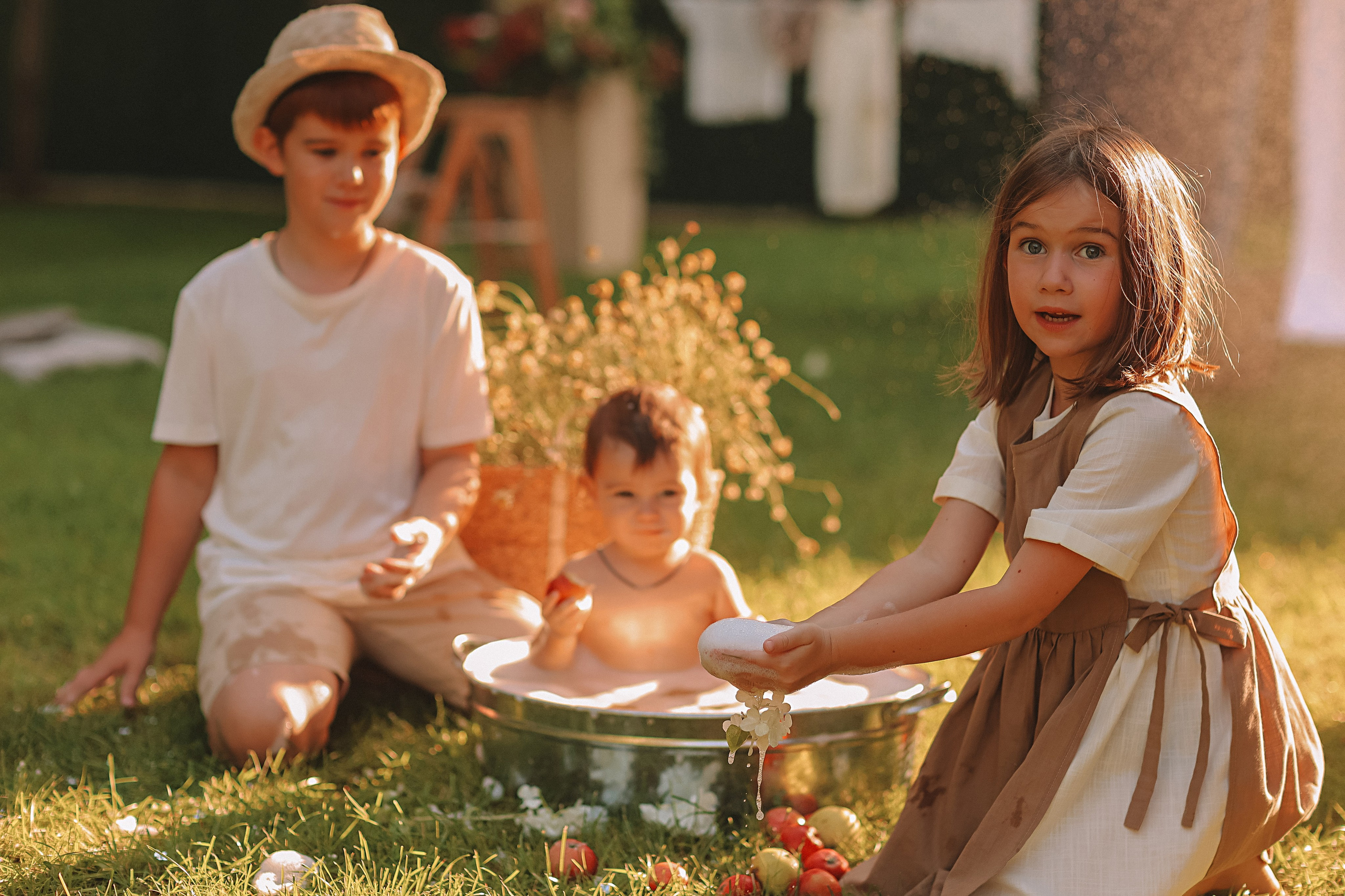 Стирка у дома. Семейный фотограф Тюмень, фотограф на роды Салмина Мария