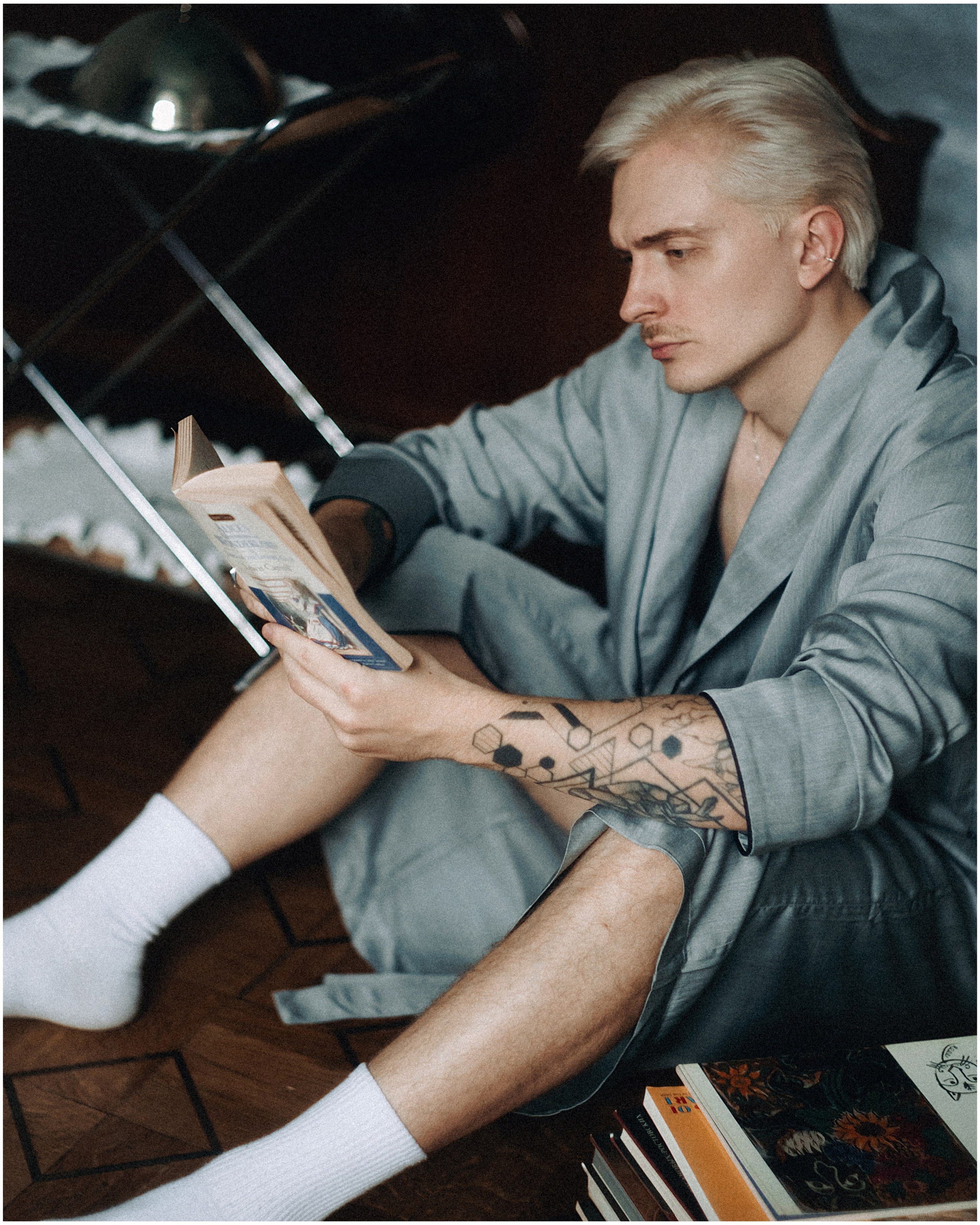 фотосессия молодого человека, мужской портрет, в интерьерной студии, в квартире