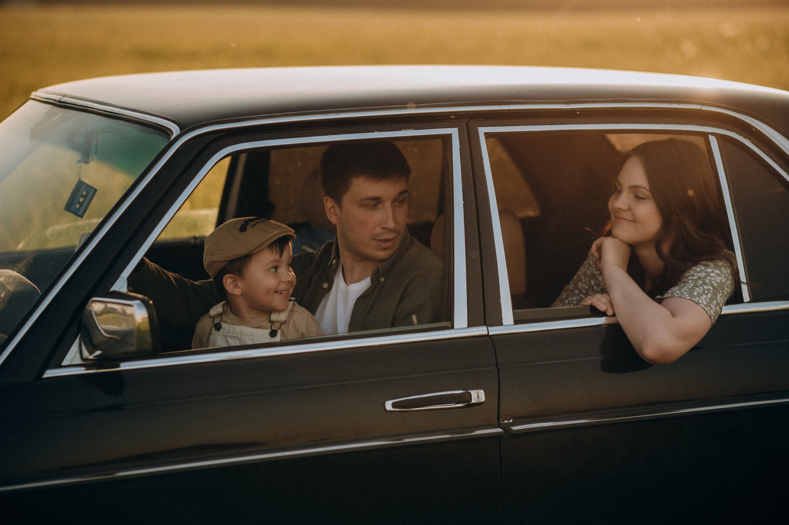 С машиной. Семейный фотограф Нагорнова Виктория