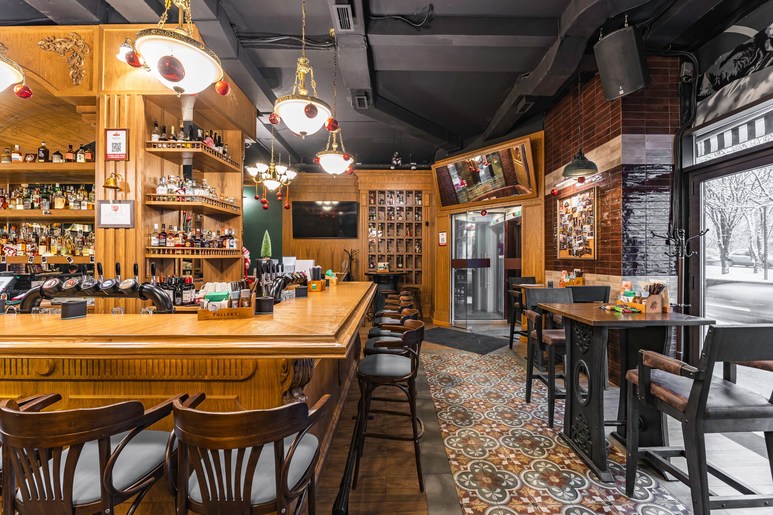 Алматы, Fuller's Izumrud — небольшой уютный паб в тихом районе, декабрь 2025. Интерьерный фотограф Алматы