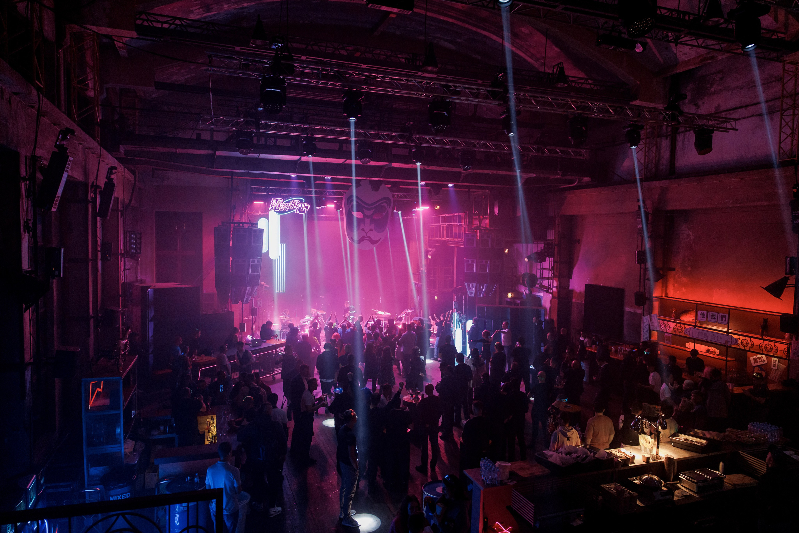 Hitech / Мутабор «Дельфин». Свадебный и семейный фотограф