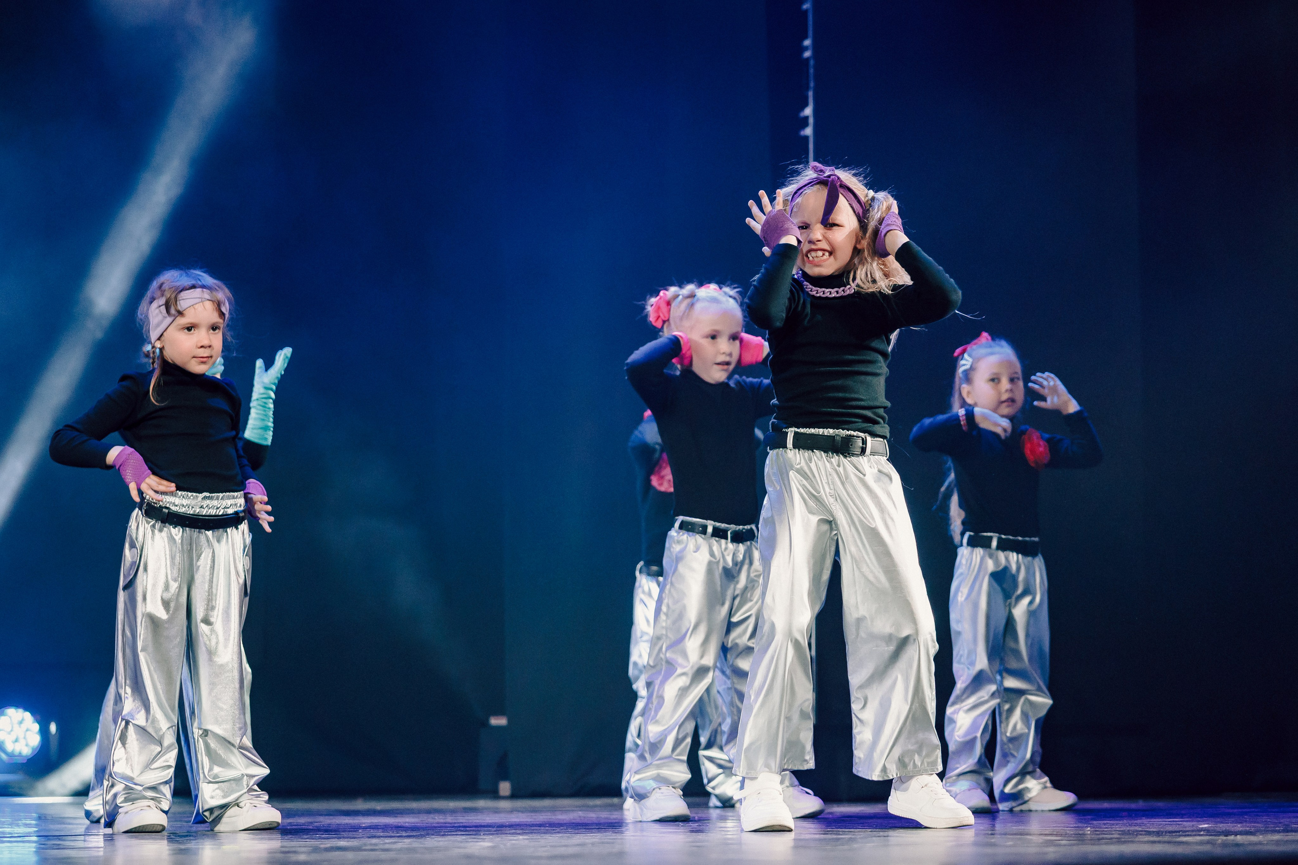 Отчётный концерт танцевальной школы «Red Rabbits» 2025. Лёшка Варзегов — фотограф