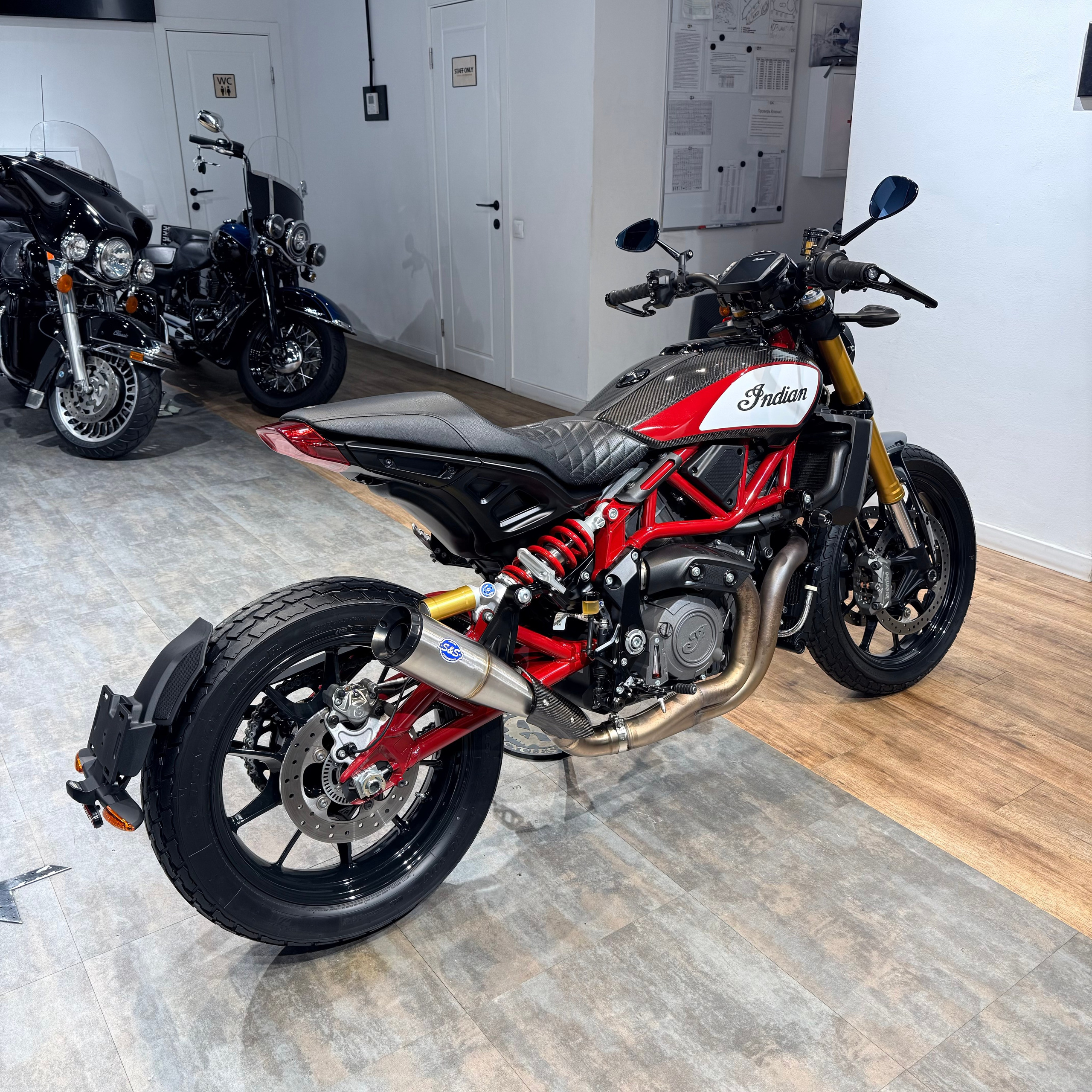 Купить 2021 Indian FTR Carbon Race Replica — подробнее на сайте. Hello Davidson, Москва. Только хорошие мотоциклы…