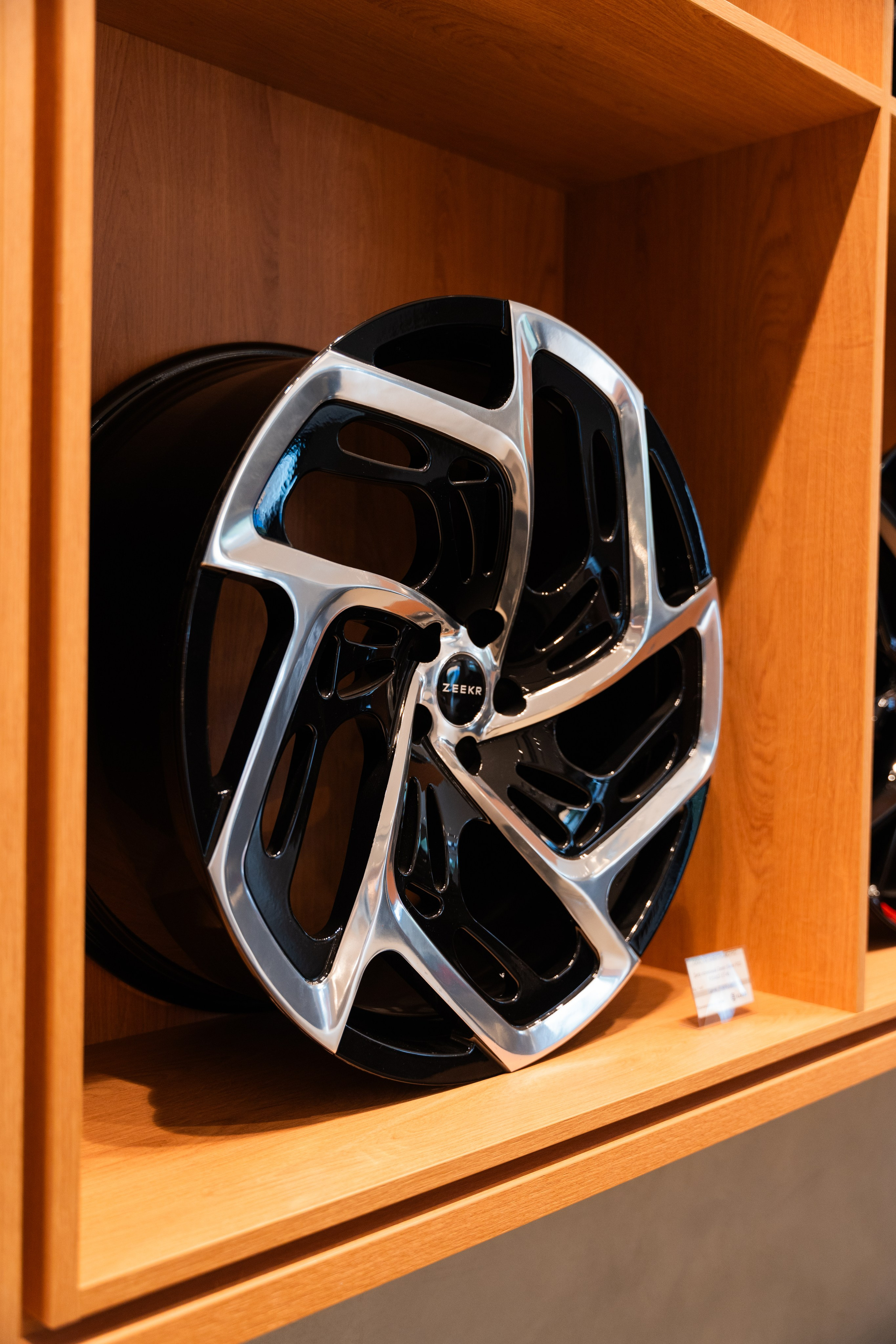 Интерьерная фотосъемка автосалона Elrus в Краснодаре. Zeekr, LiXiang Профессиональная фотосъемка интерьера премиум-автосалона в Краснодаре. Шедевры для Вас! Фотограф и Видеограф в Краснодаре Пахиев Руслан