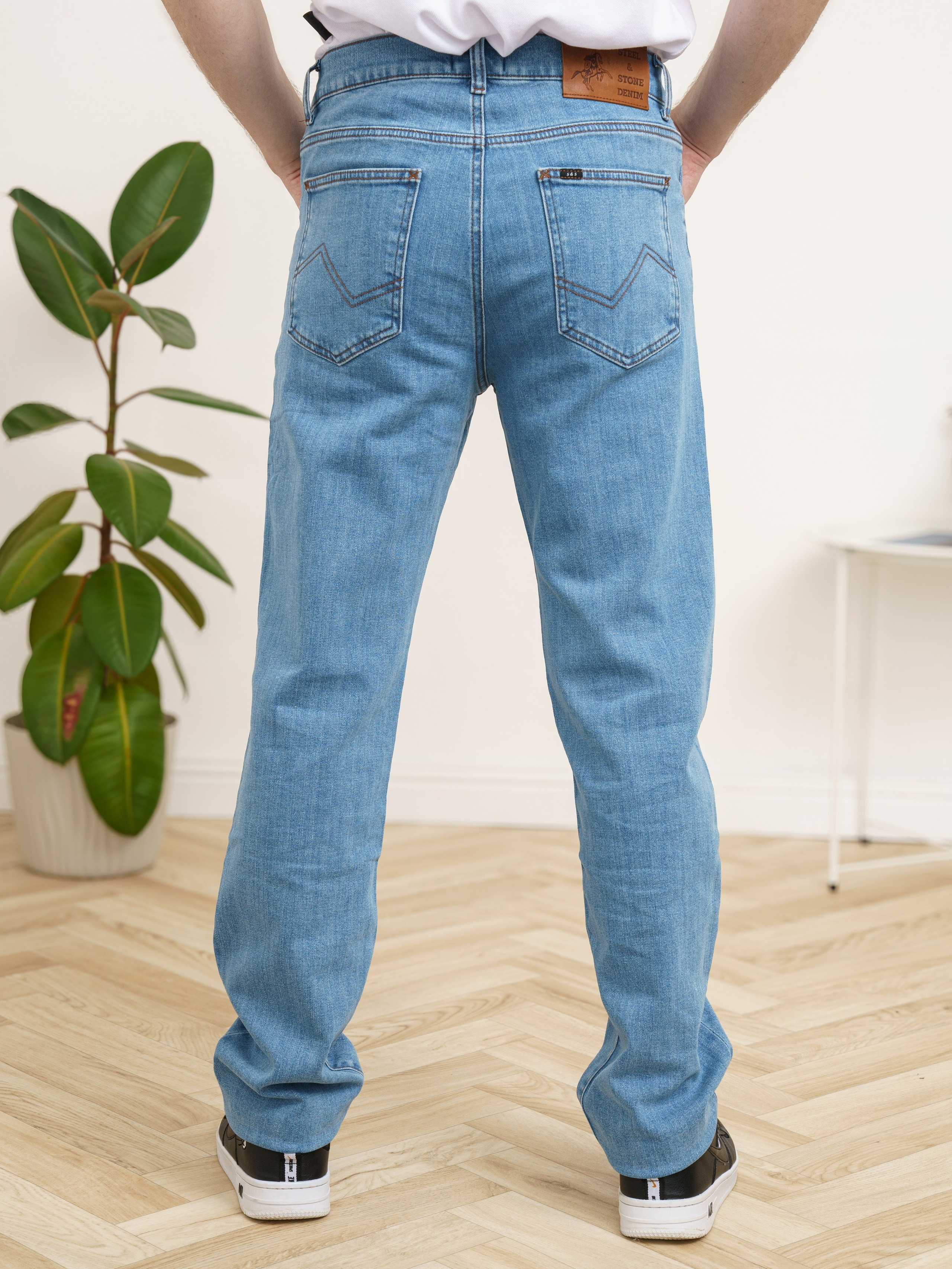 Джинсы, модель Алексей. KED Production — продакшн из СПб. Создаём фото, видео и контент, который помогает брендам и селлерам продавать больше