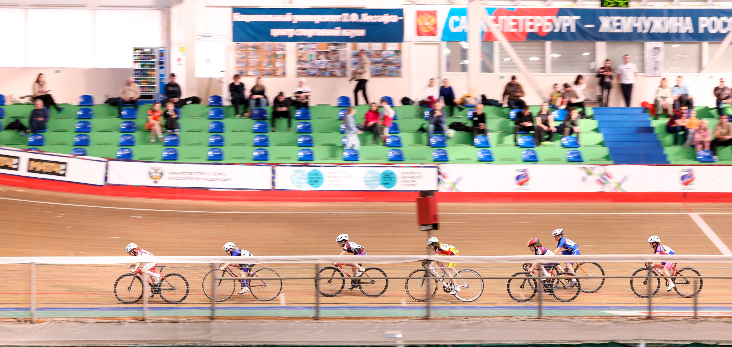 Пятый этап Региональных соревнований по велоспорту на треке (Гит, Скретч) 15.03.2025. Спортивный и репортажный фотограф Антон Тереханов