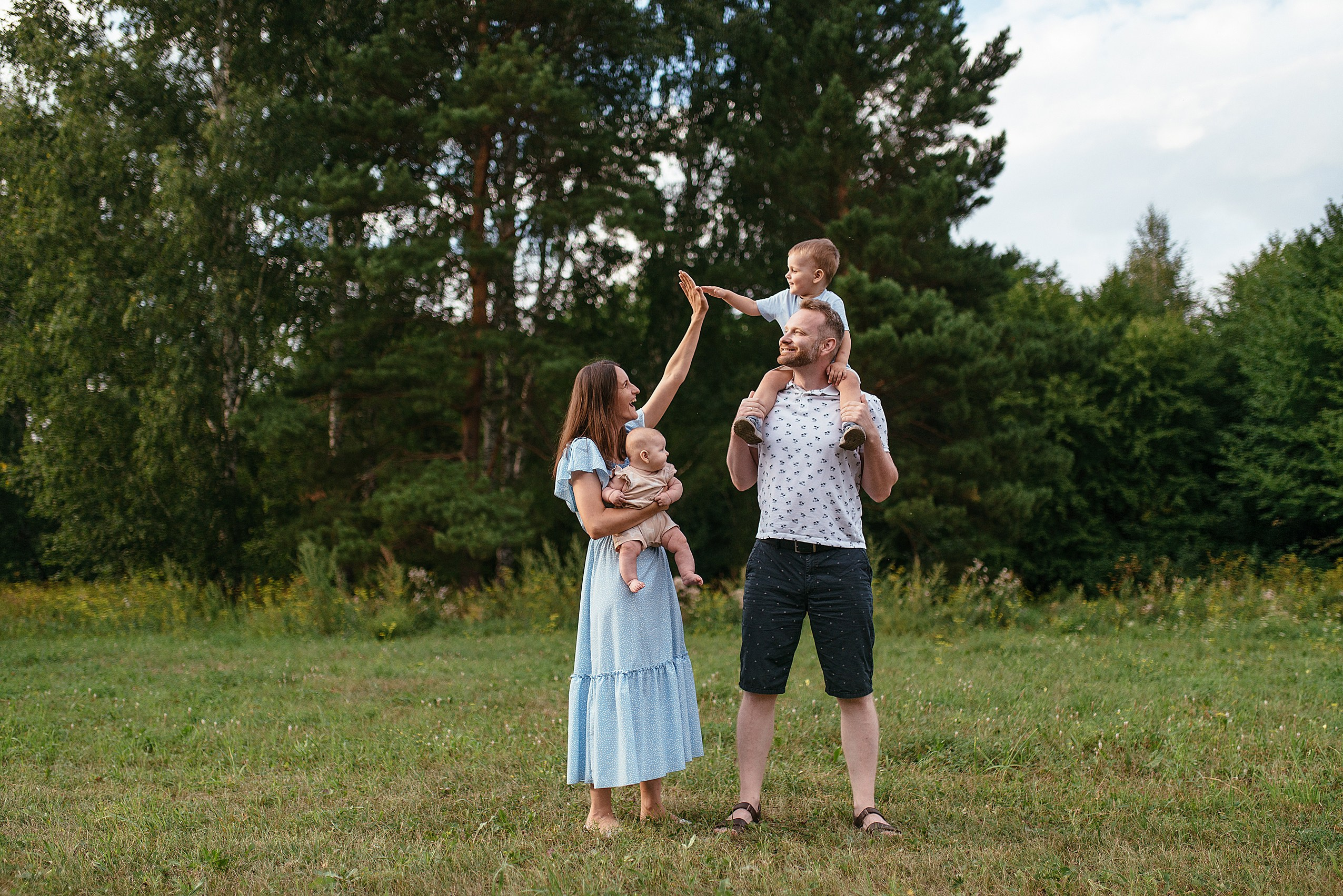 Уличная семейная фотосессия в парке. Семейный фотограф Дарья Едапина Новосибирск. Фотограф Дарья Едапина Новосибирск