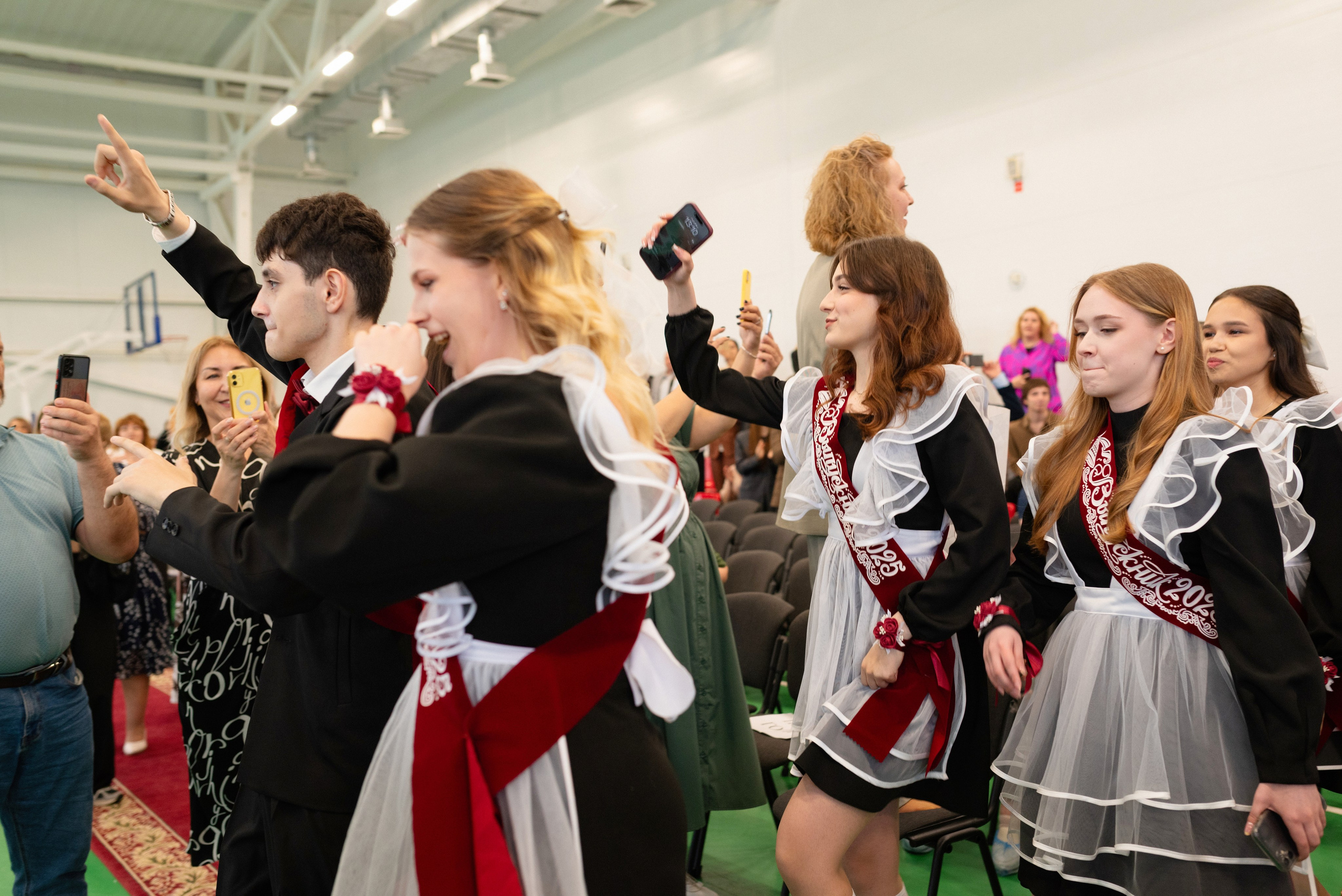 Съёмка выпускного в школе для 11 класса в Сургуте от профессионального фотографа