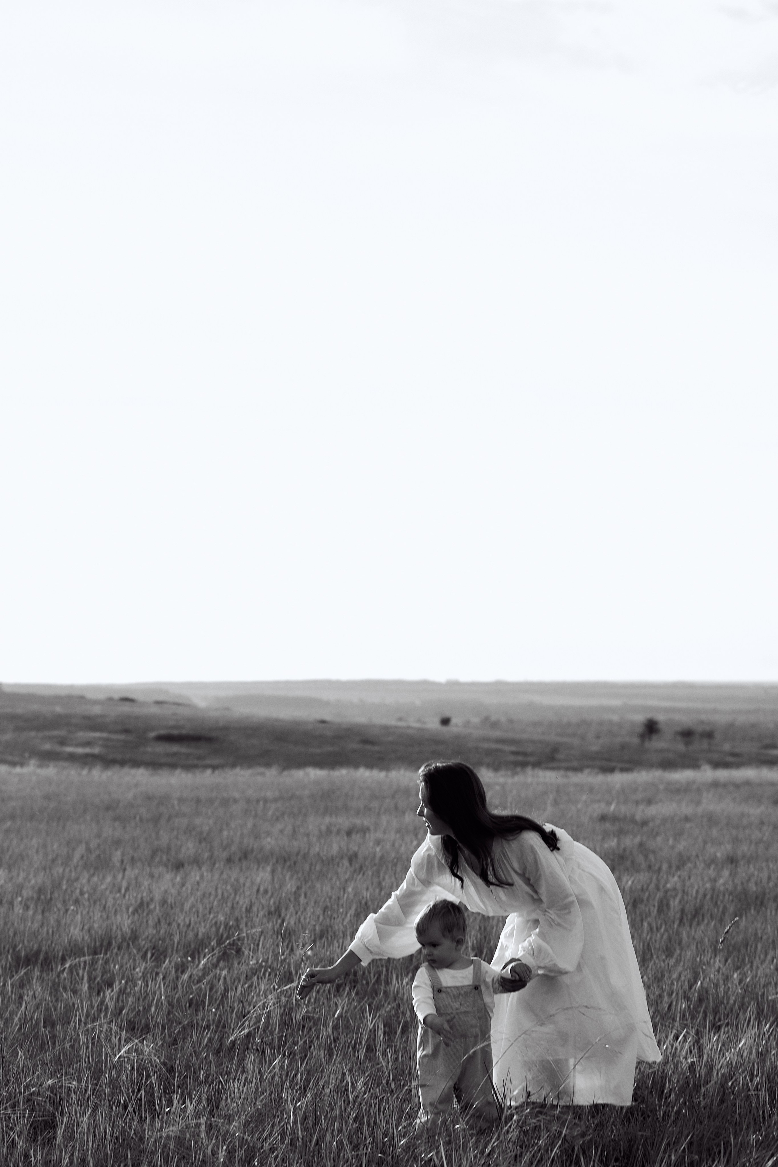 Шамиль, Аня и Марс в поле с барашками. Семейный и свадебный lifestyle-фотограф в Москве Мария Петрова