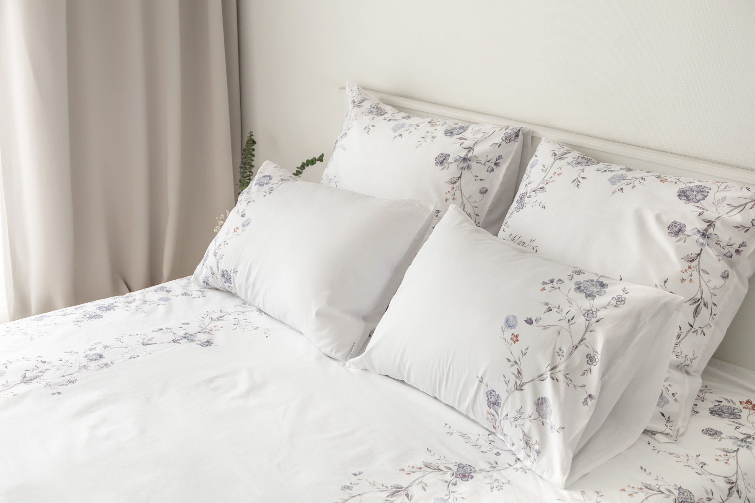 Комплект белья с цветочным принтом в спальне | Фото для сайта производителя