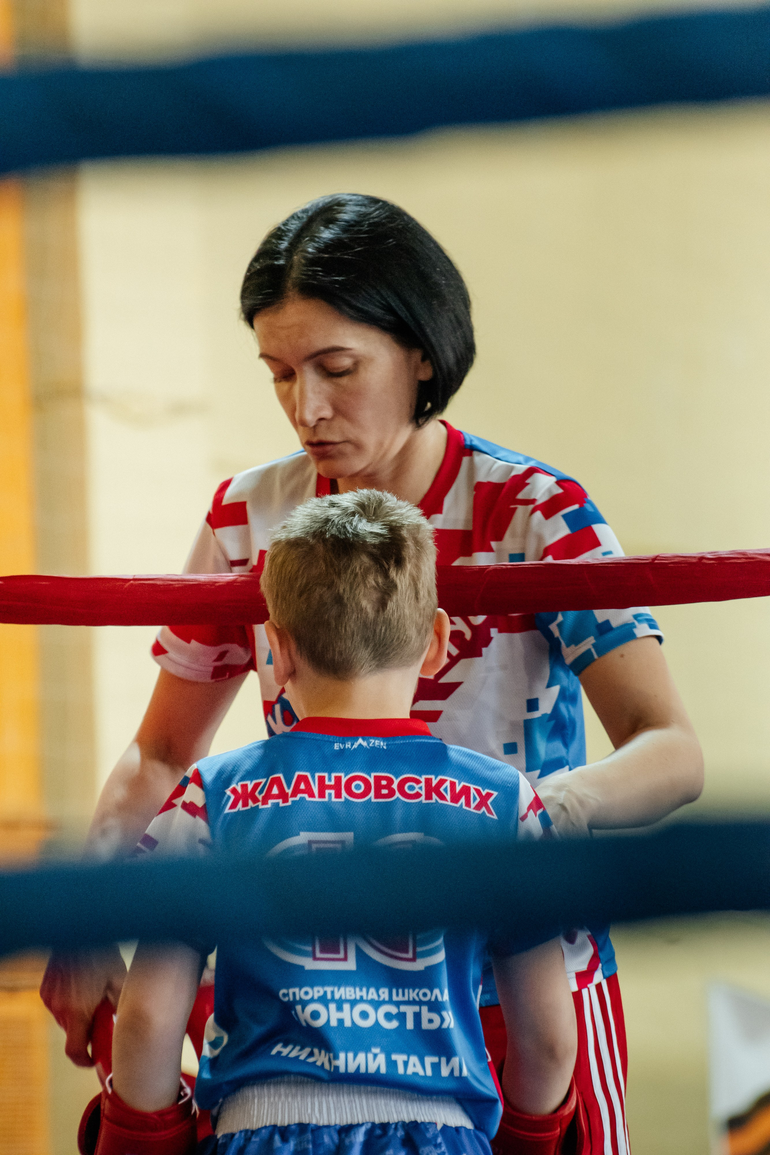 Тренер снимает с подопечного амуницию