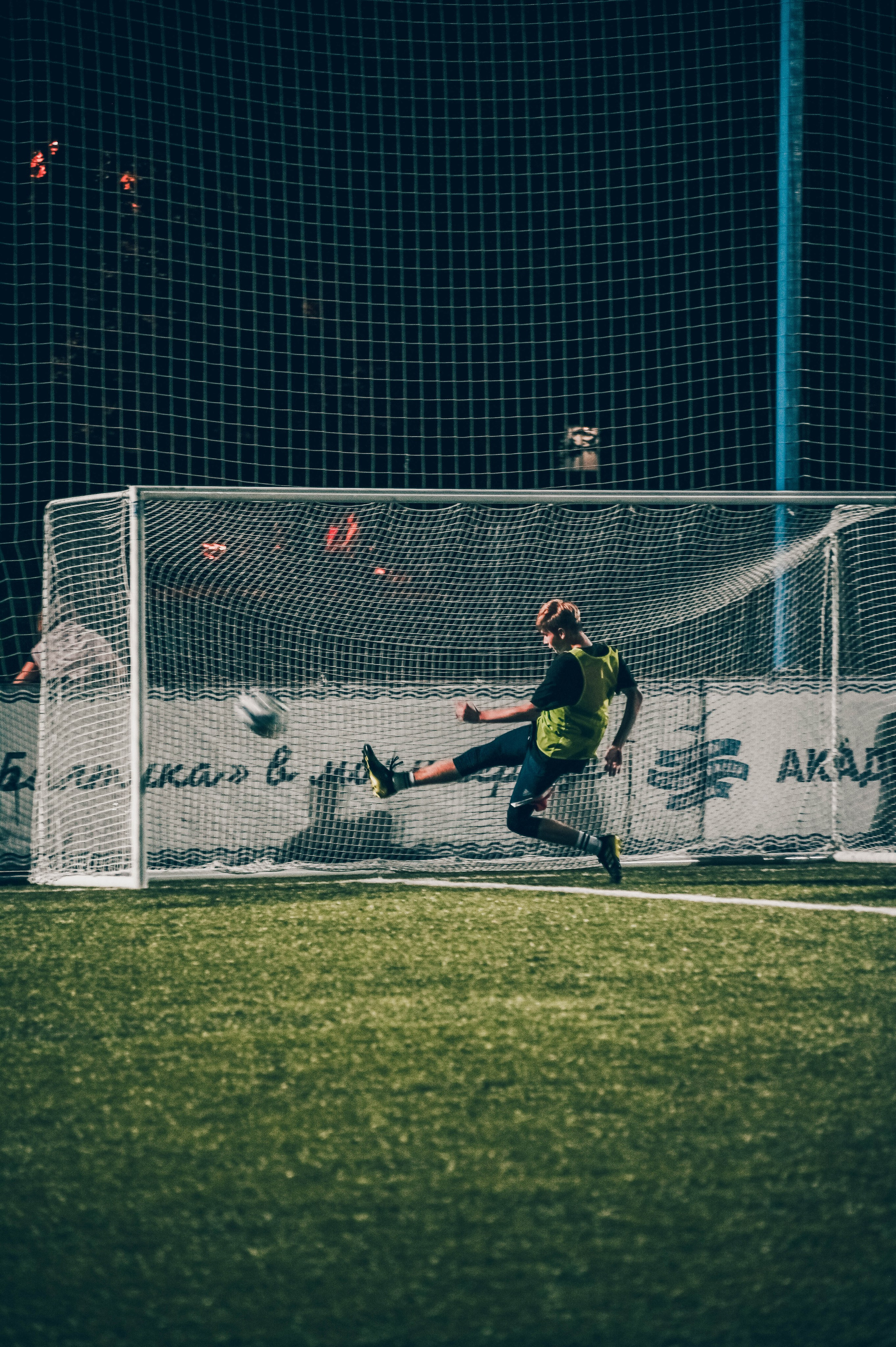 Фотосъёмка футбольной тренировки на стадионе. Фотограф Александр Орымбаев