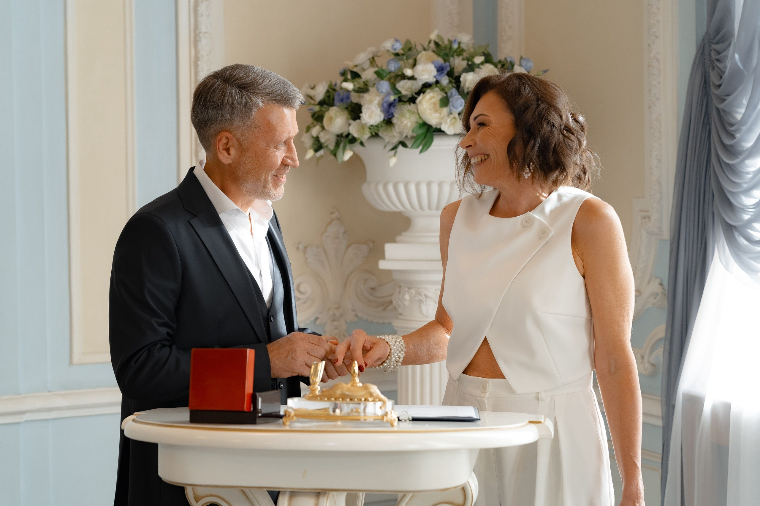 Взрослая пара обменивается кольцами за свадебным столом, Санкт-Петербург