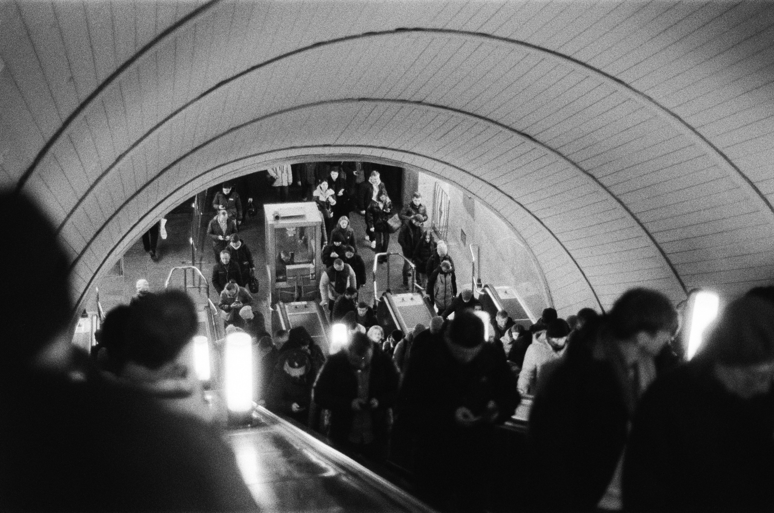 Фотосерия «Час пик»: динамика городской суеты в моменты транспортного и человеческого потока, игра света, тени и контраста в хронике городского движения. Фотограф: Ожерельев Лев