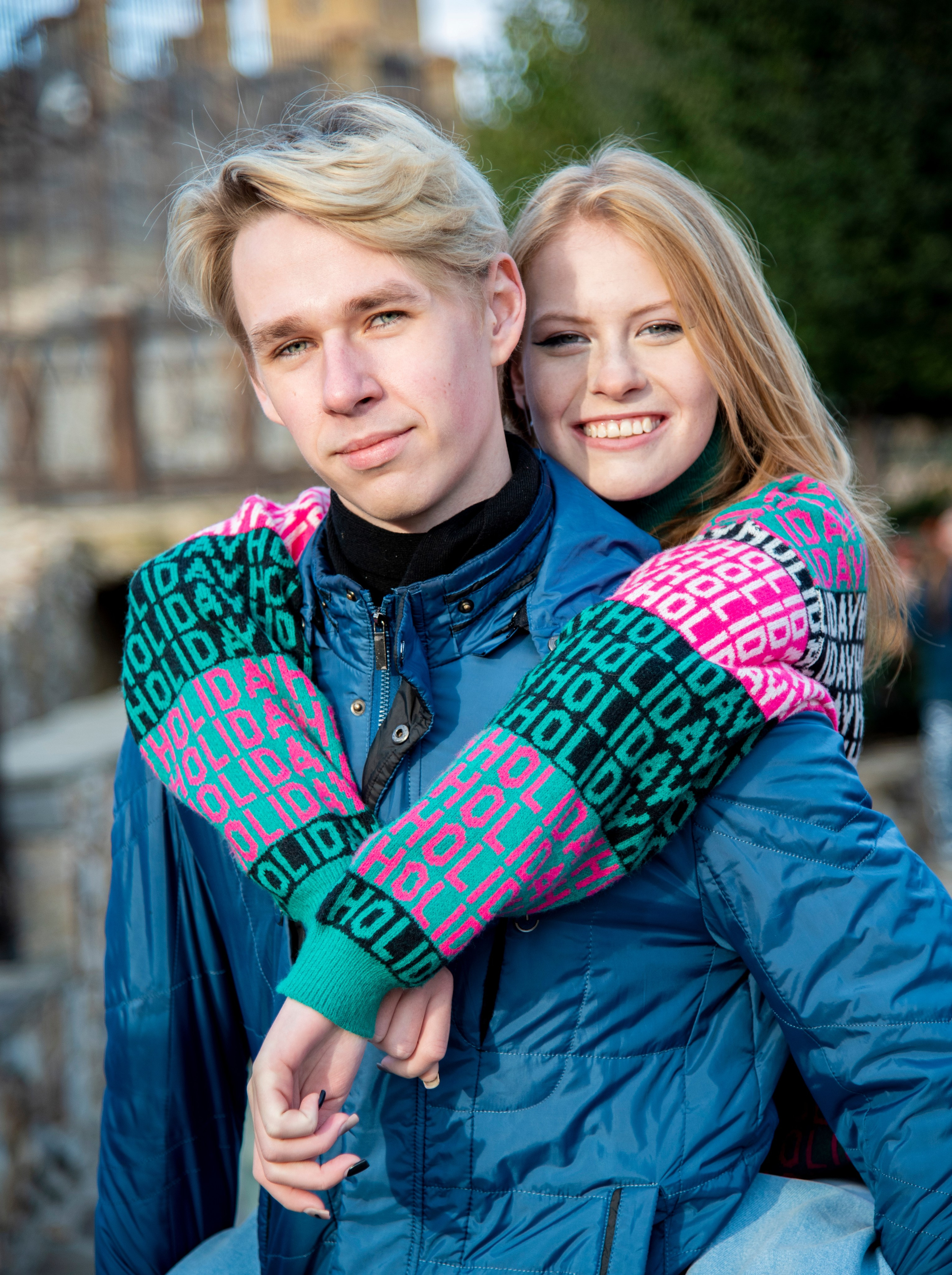 молодая девушка студентка. блондинка. длинные волосы. розово-зелёный свитер. парк Лога . осень брат и сестра