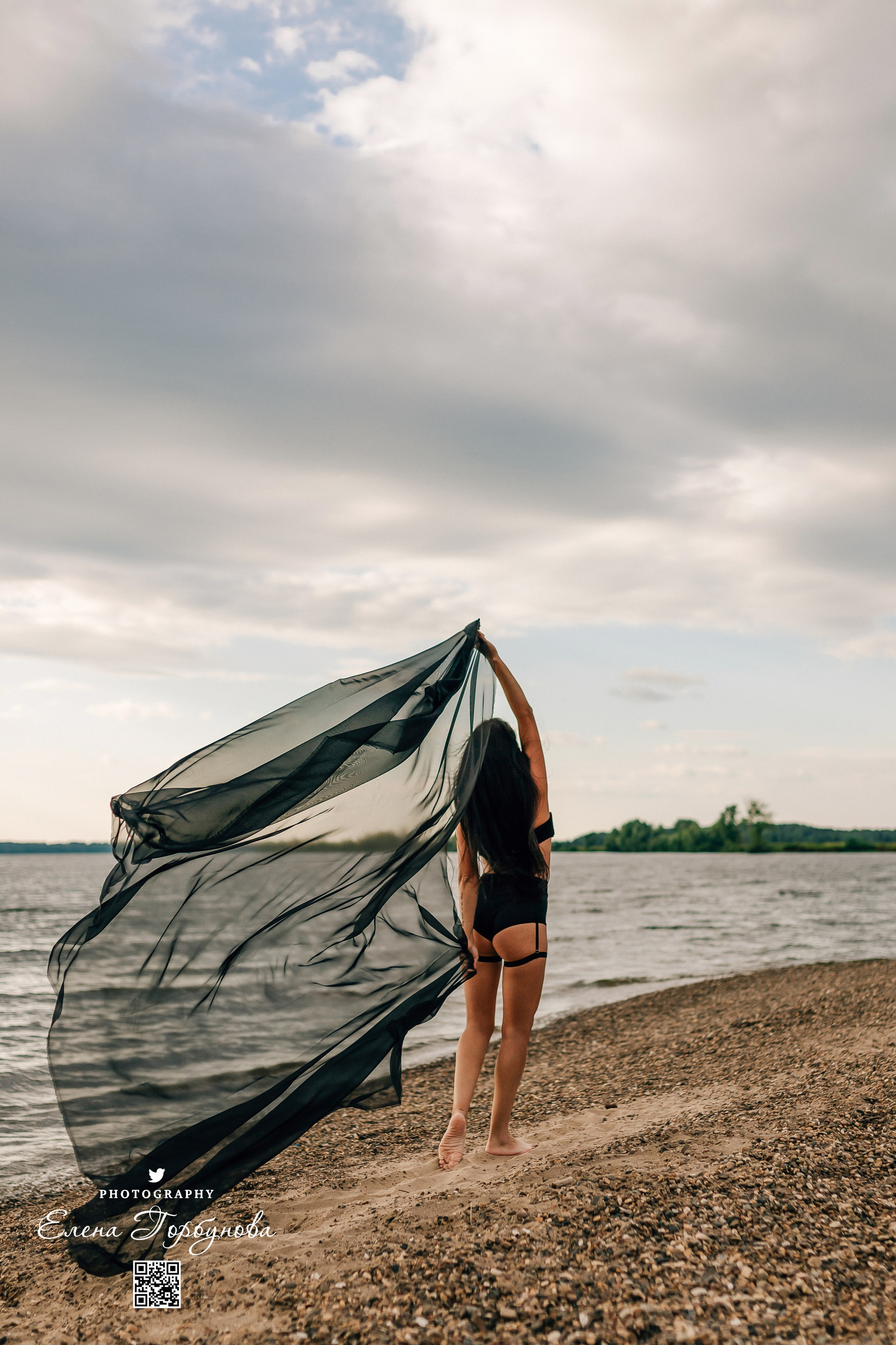 Черная серия с тканью. Набережная. Александра и Таисия. Июль 2025 г. Фотограф Пермь. Свадьбы. Семья и дети, школа, д. сад. Фотокниги
