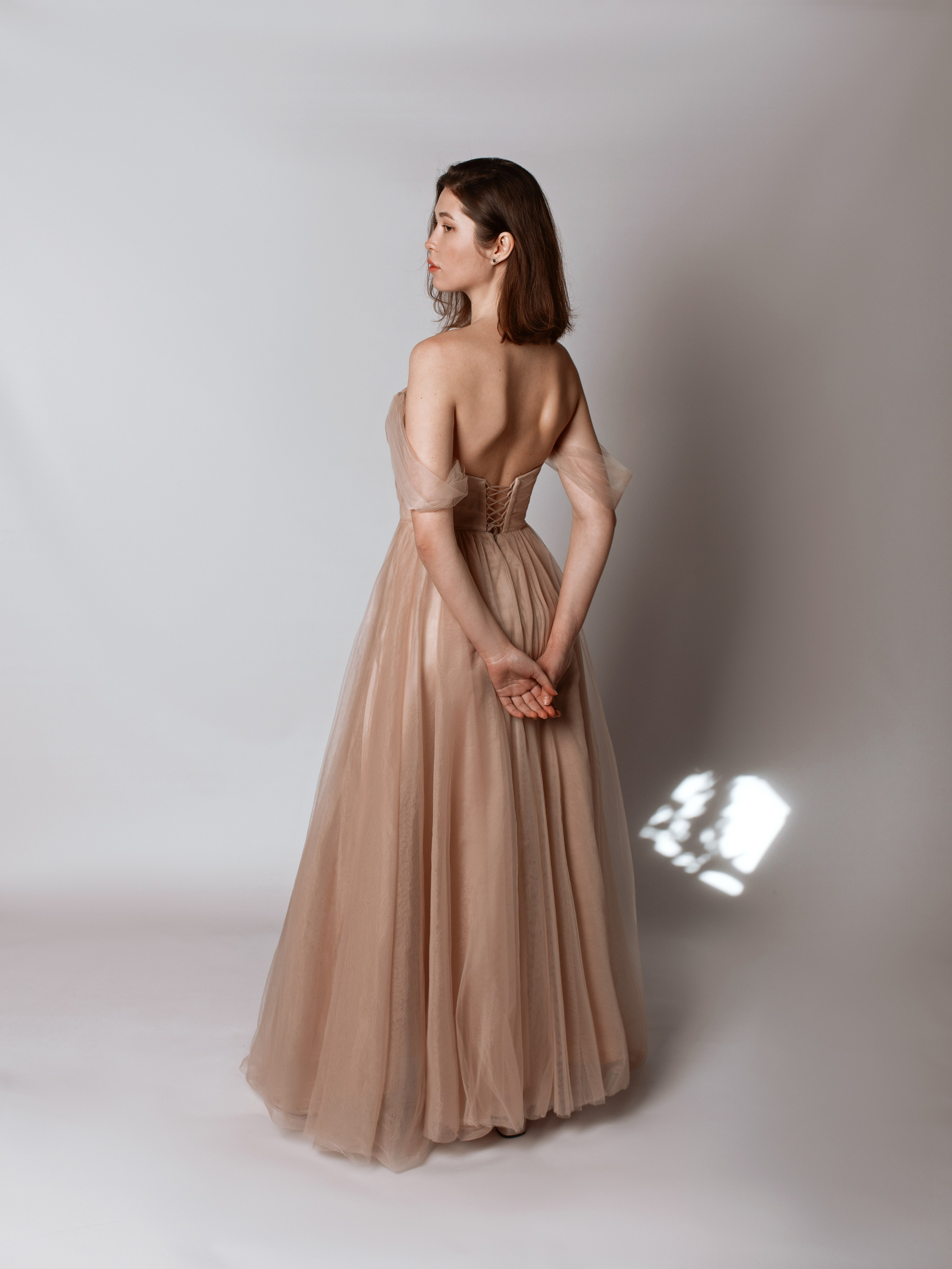 Бежевое корсетное бальное платье в аренду в Севастополе