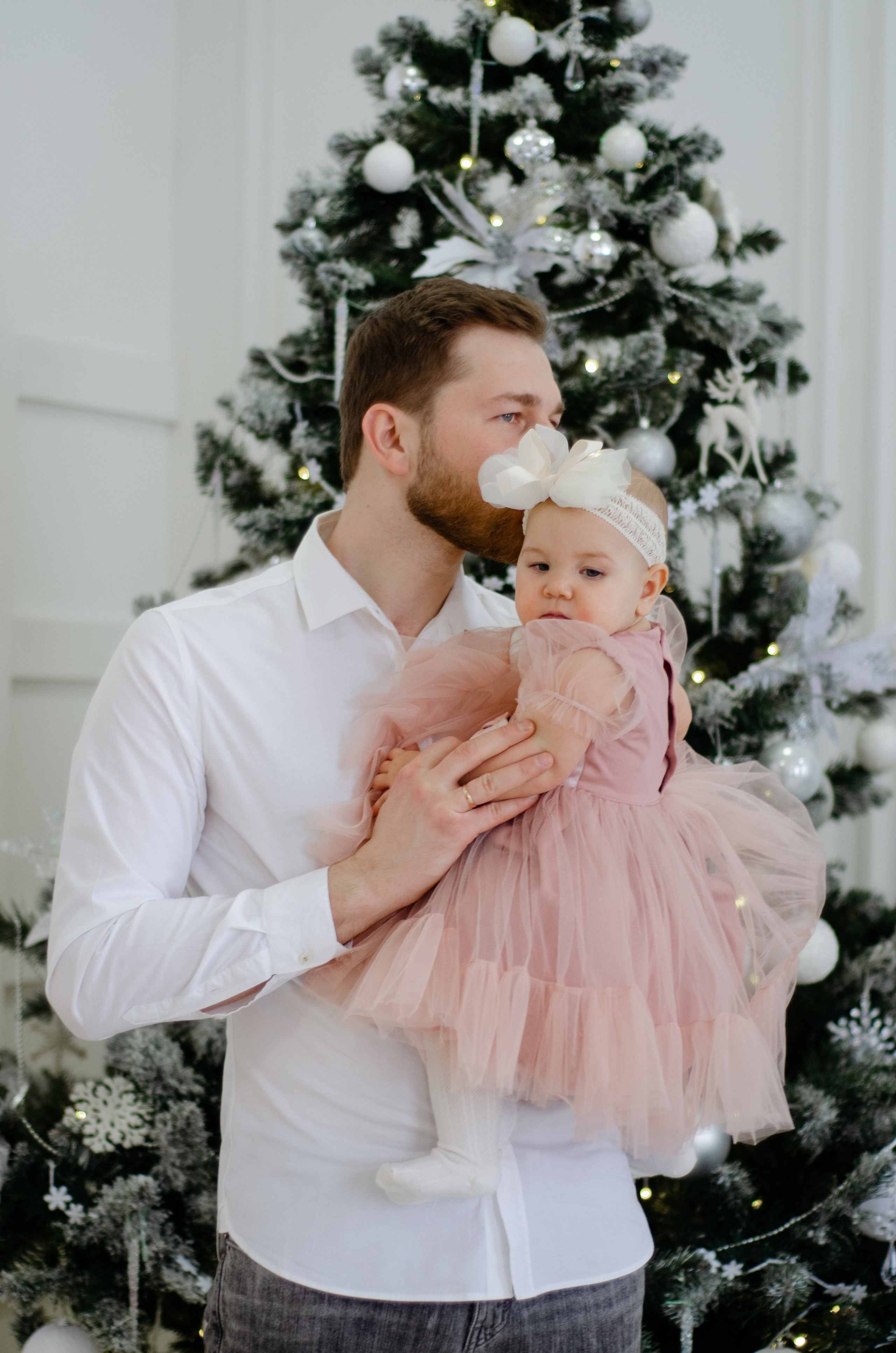 Отец и дочь на новогодней фотосессии