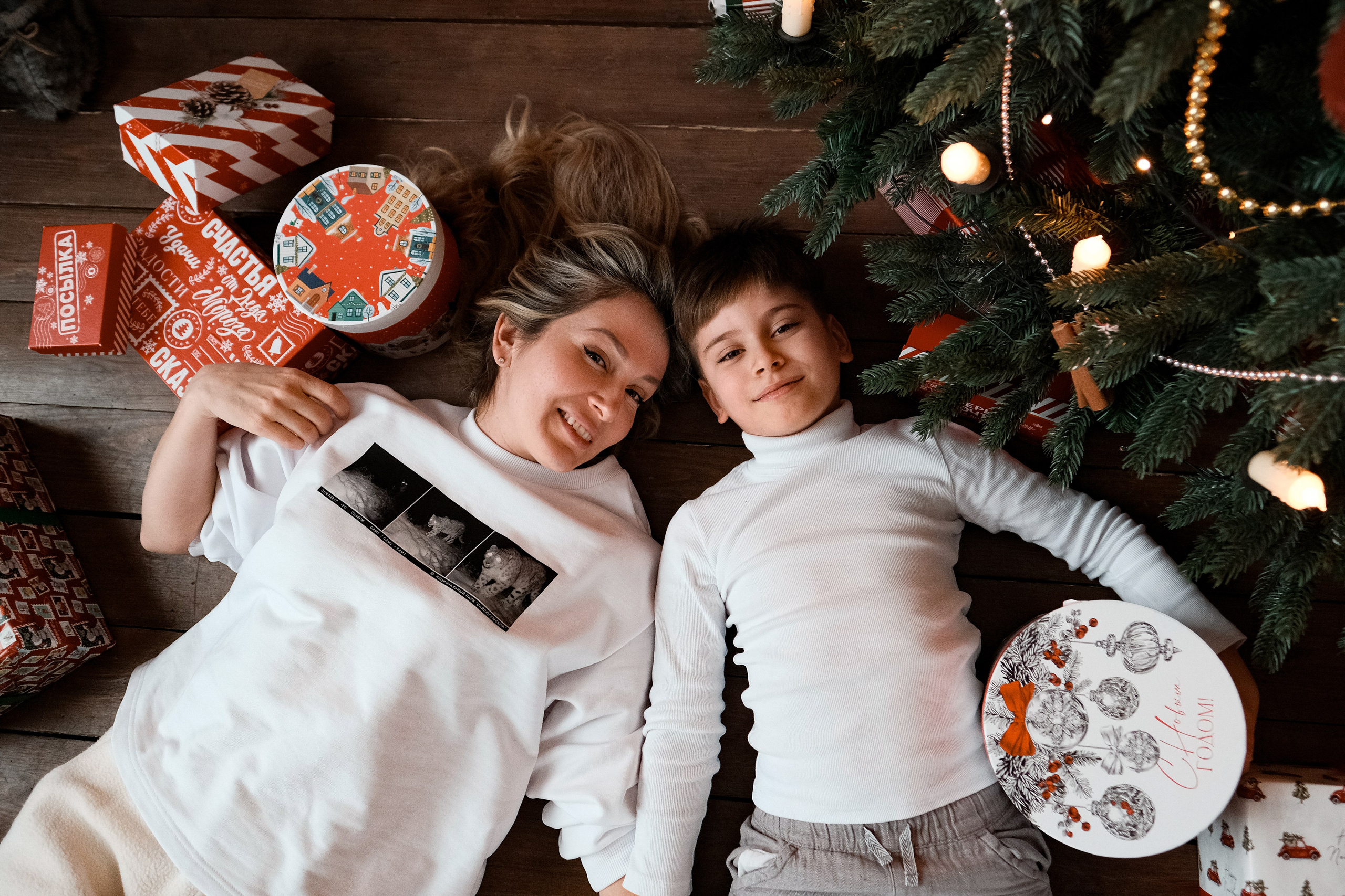 Фотография с подарками под ёлкой.