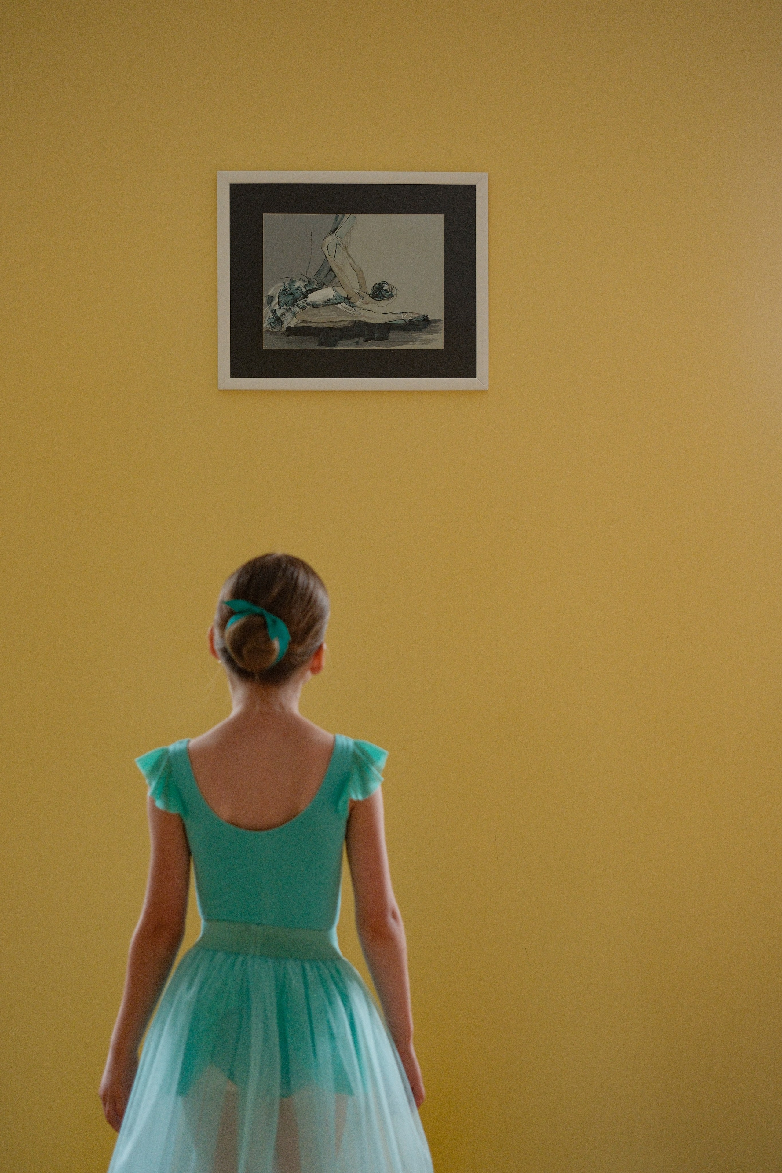 Девочка смотрит на картину на стене