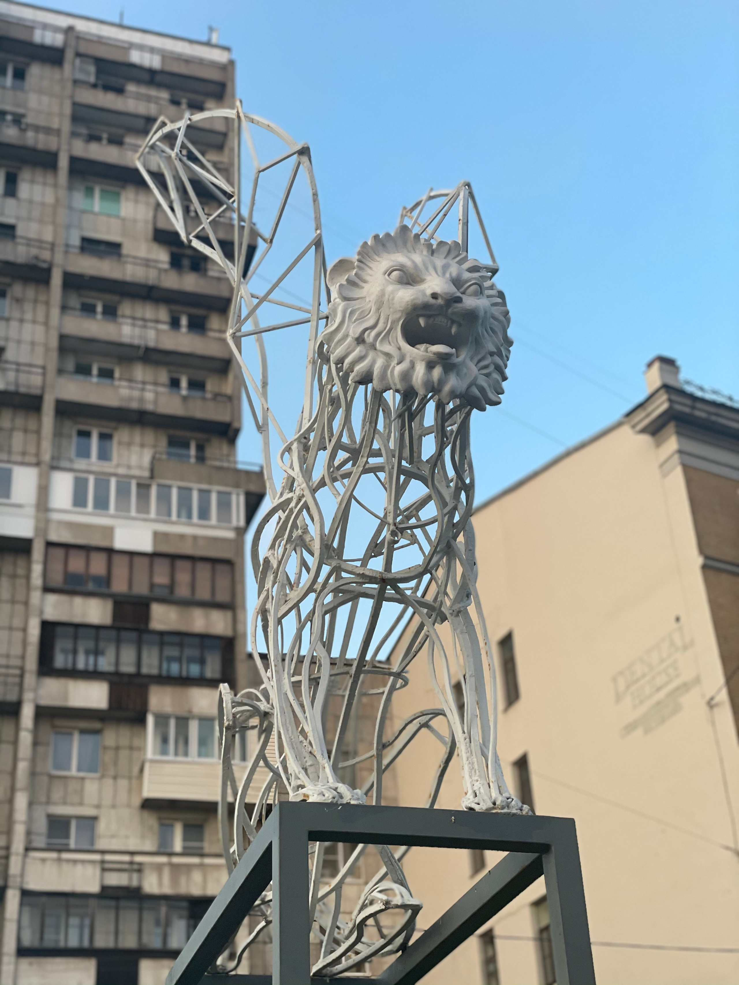 Чернореченские львы / СПб/ул.Торжковская 1/2021. Художник — скульптор Антонина Фатхуллина