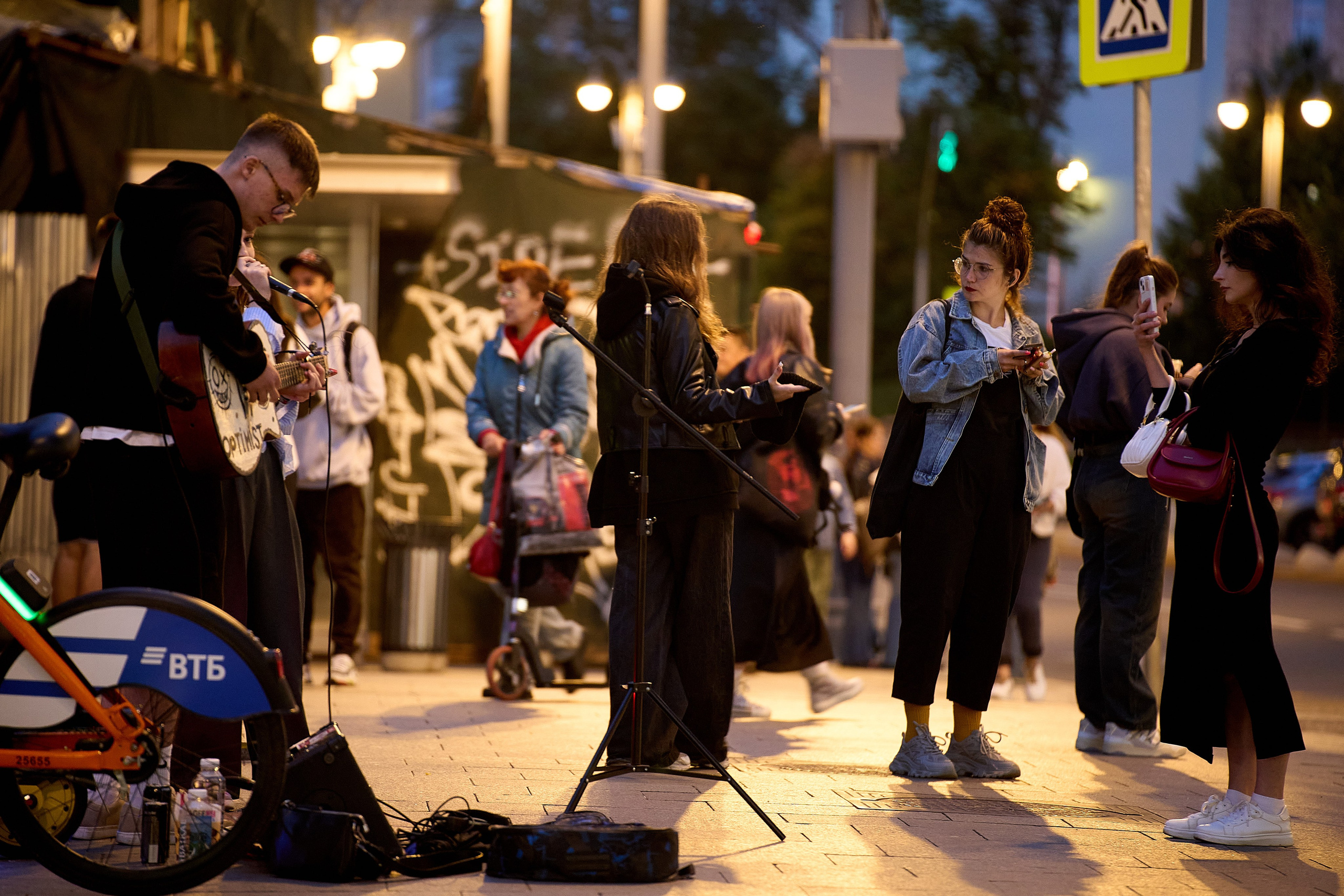 Street musicians photographed by a street photographer in Moscow in the summer of 2024. Street photography from street photographer Alexander Gladky.