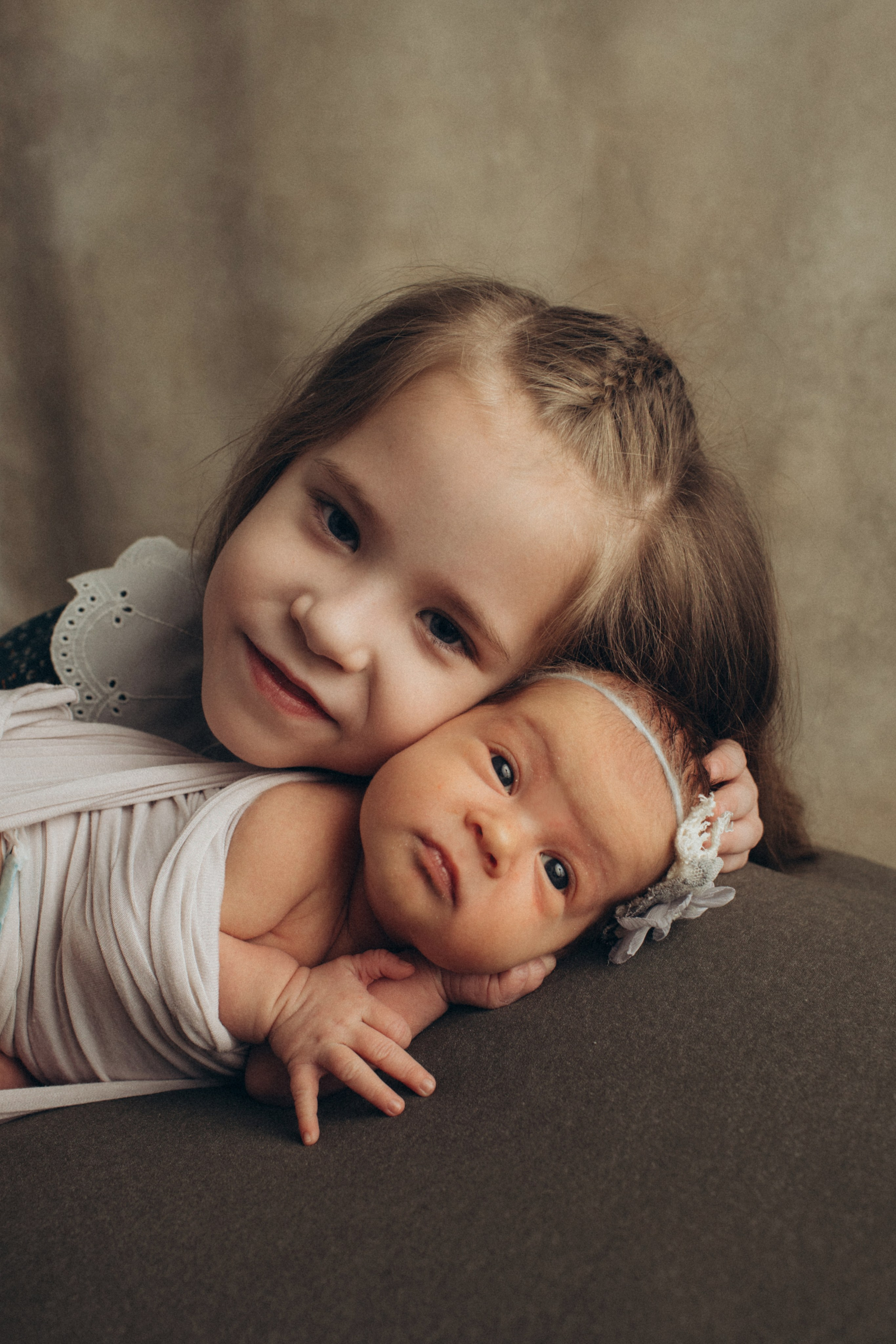 Newborn (фотосессия новорожденных). Фотостудия для новорожденных и малышей в Твери — На ручки