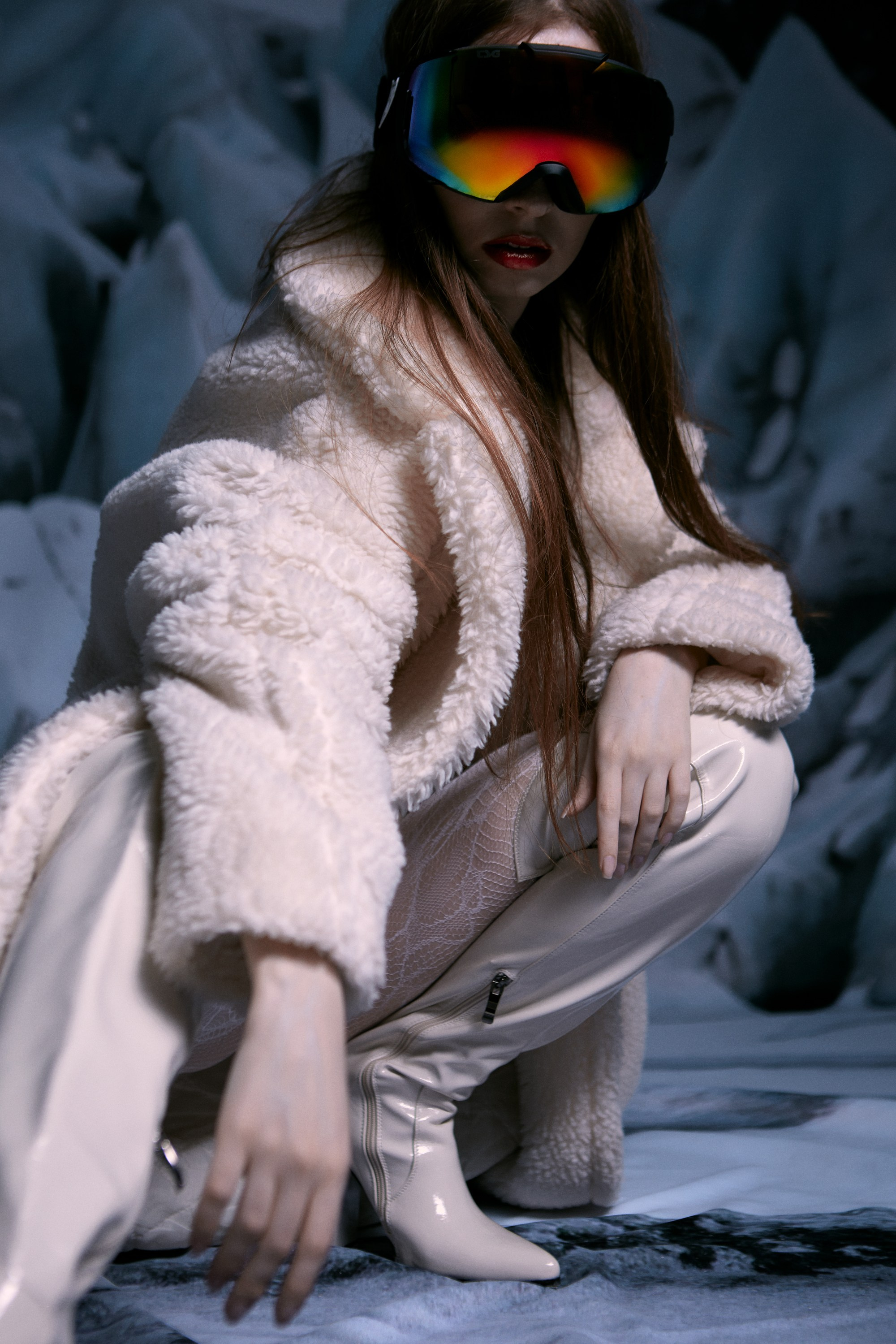 Фотограф в Москве Калагина Светлана - профессиональная имиджевая съемка для Вашего бренда на тканевом фоне в студии. Девушка в лыжной маске