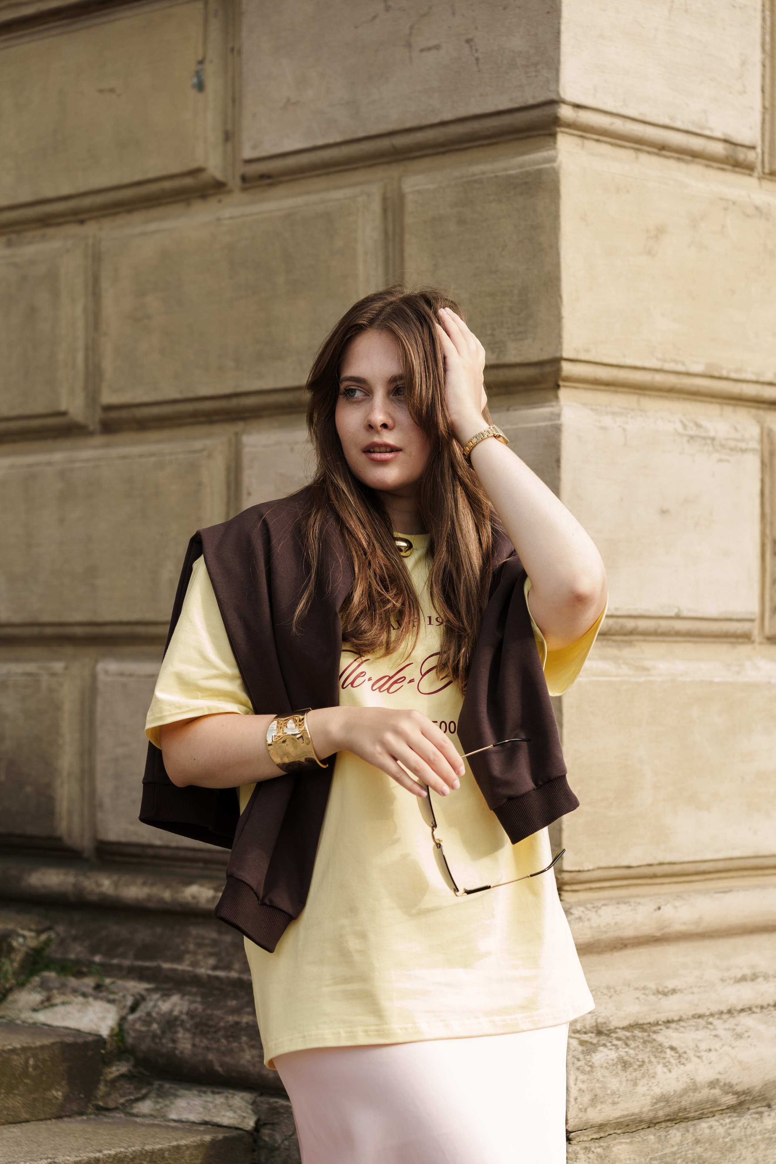 Уличный портрет девушки рядом с музеем искусств в Калининграде. Репортажный, свадебный и портретный фотограф в Казани | Ринат Миниханов