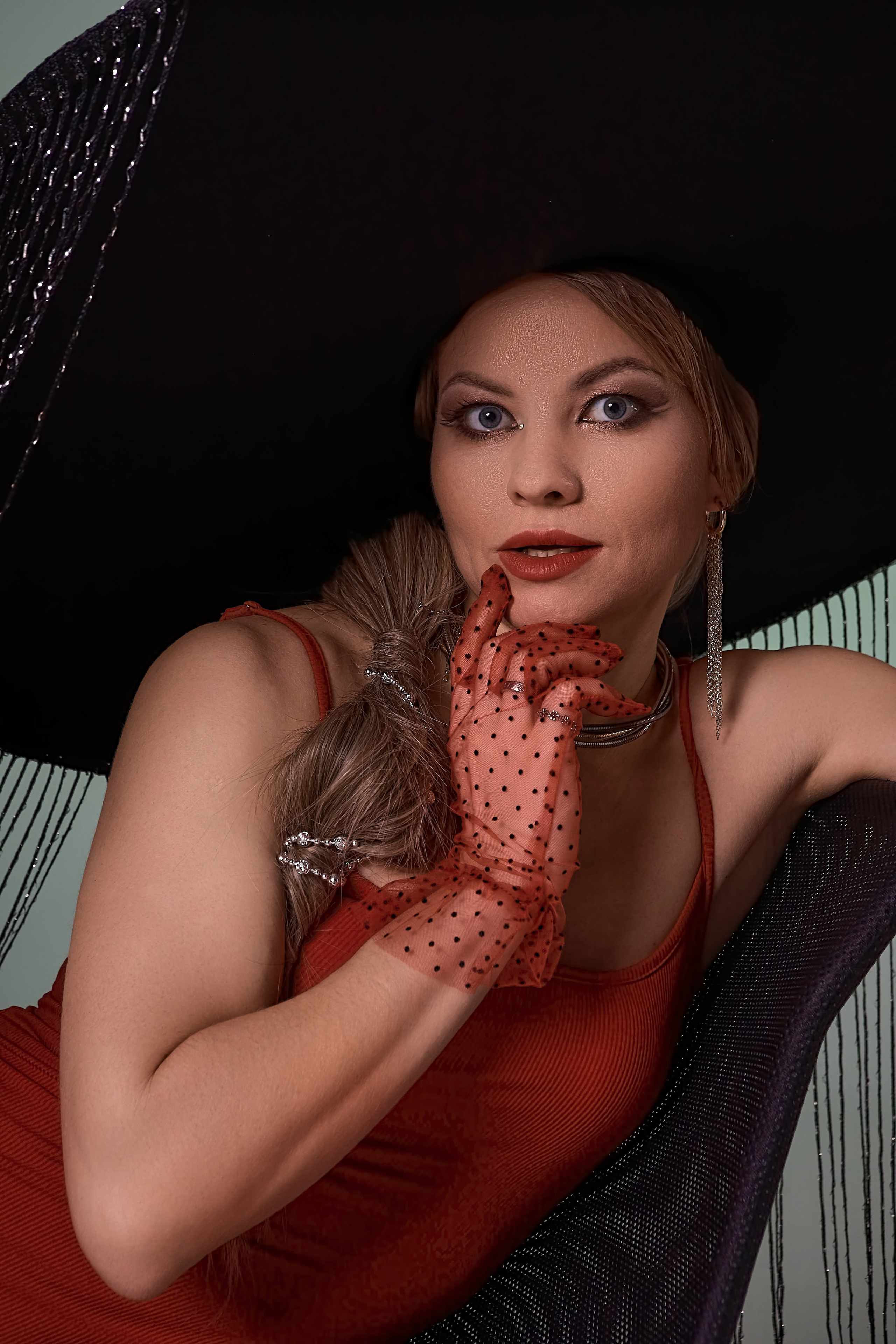 Портретная студийная фотосессия в шикарной шляпе. Семейный и свадебный фотограф в Краснодаре Михеева Светлана