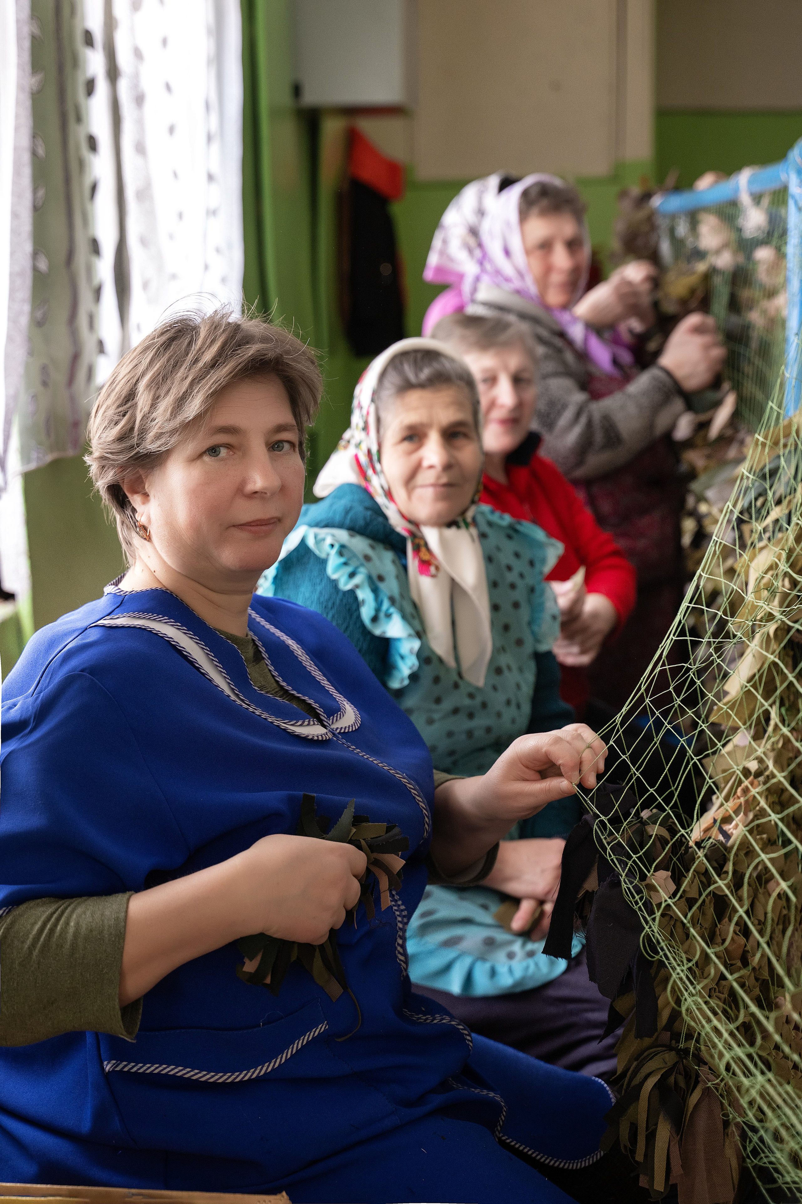 Современные труженницы тыла-женщины в плетут маскировочные сети. Главная