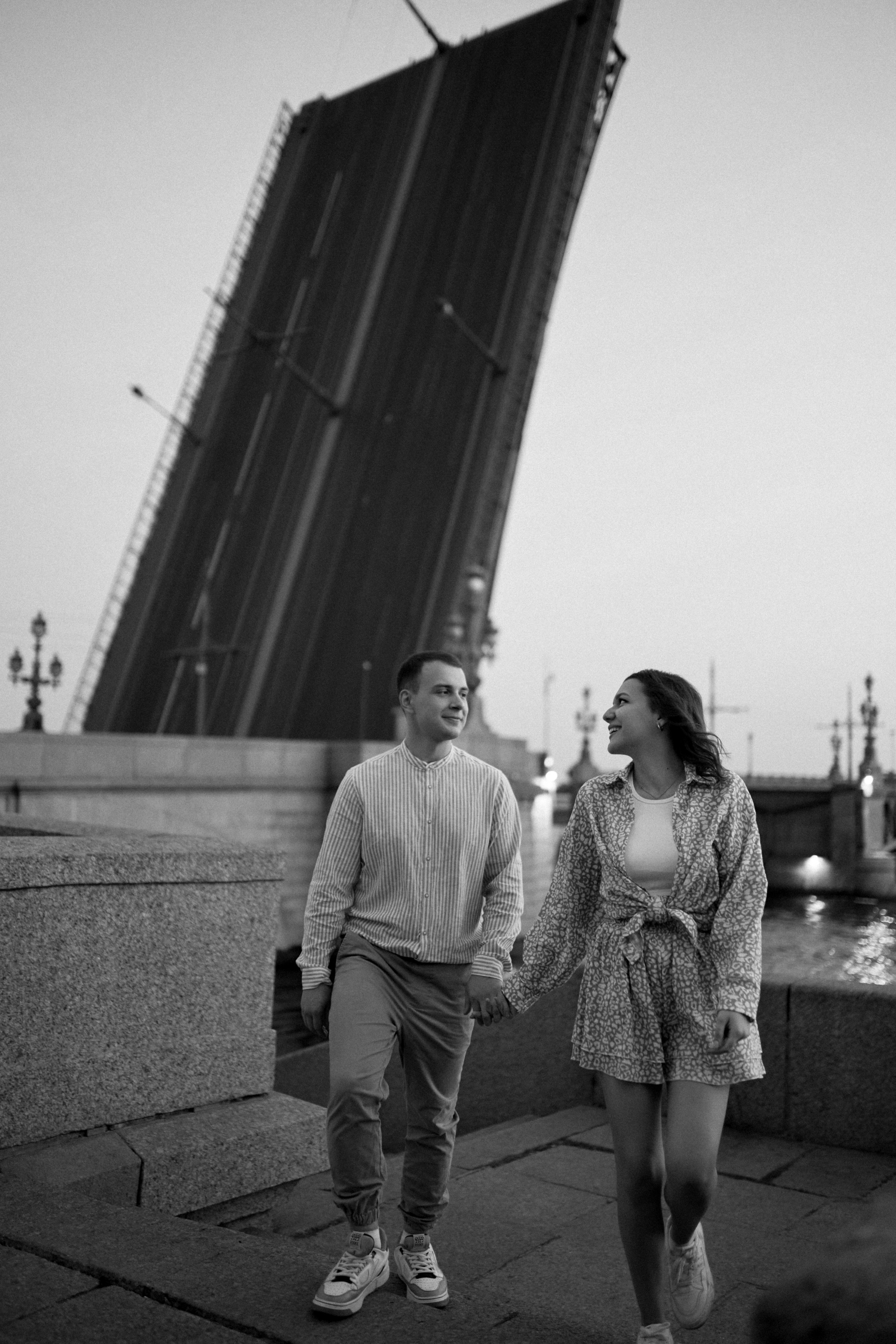 Фотосессия на разводных мостах в Питере. Сестры Карабаза. Фотографы и ретушеры в Москве и Санкт-Петербурге