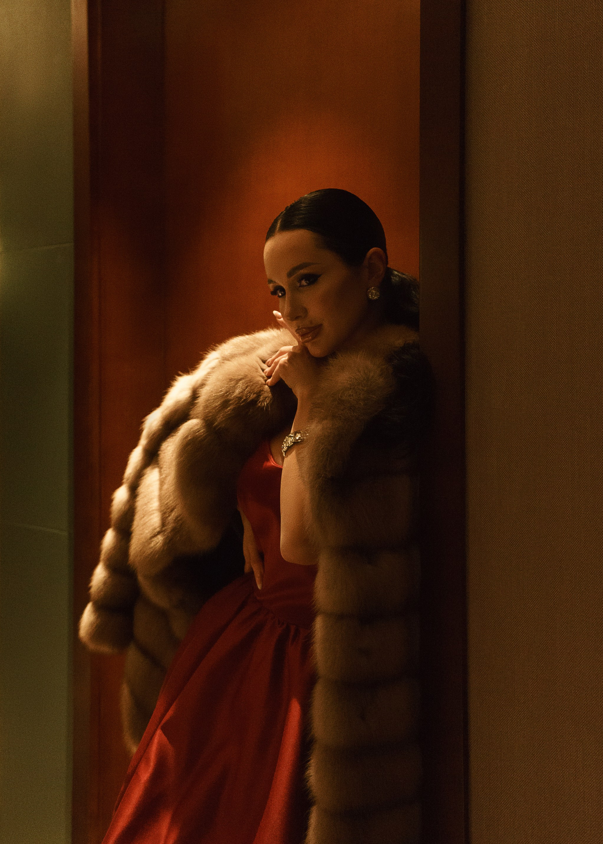 SOLUX. Женский портрет