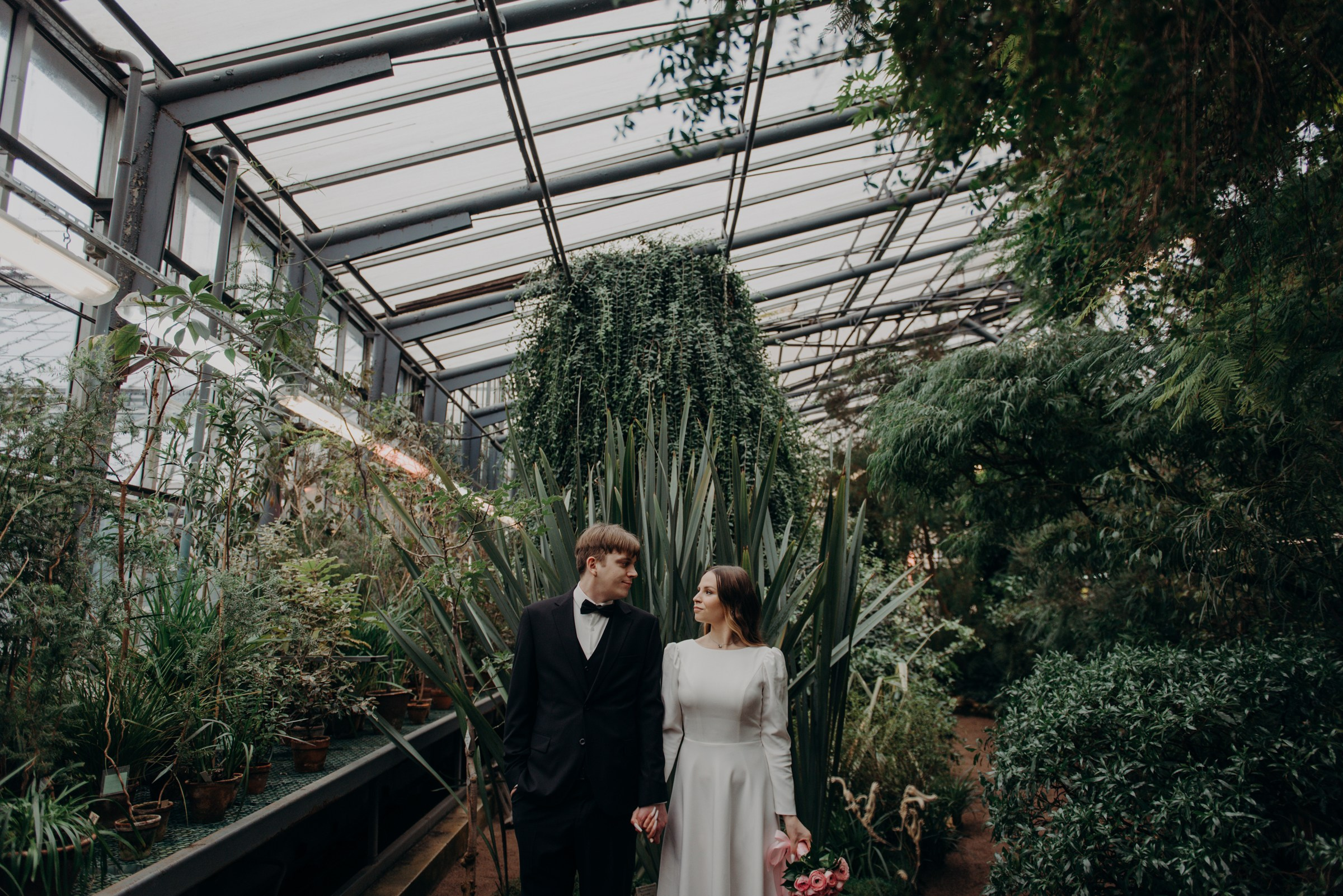свадебная фотосессия в субтропическом маршруте оранжереи Ботанического сада
