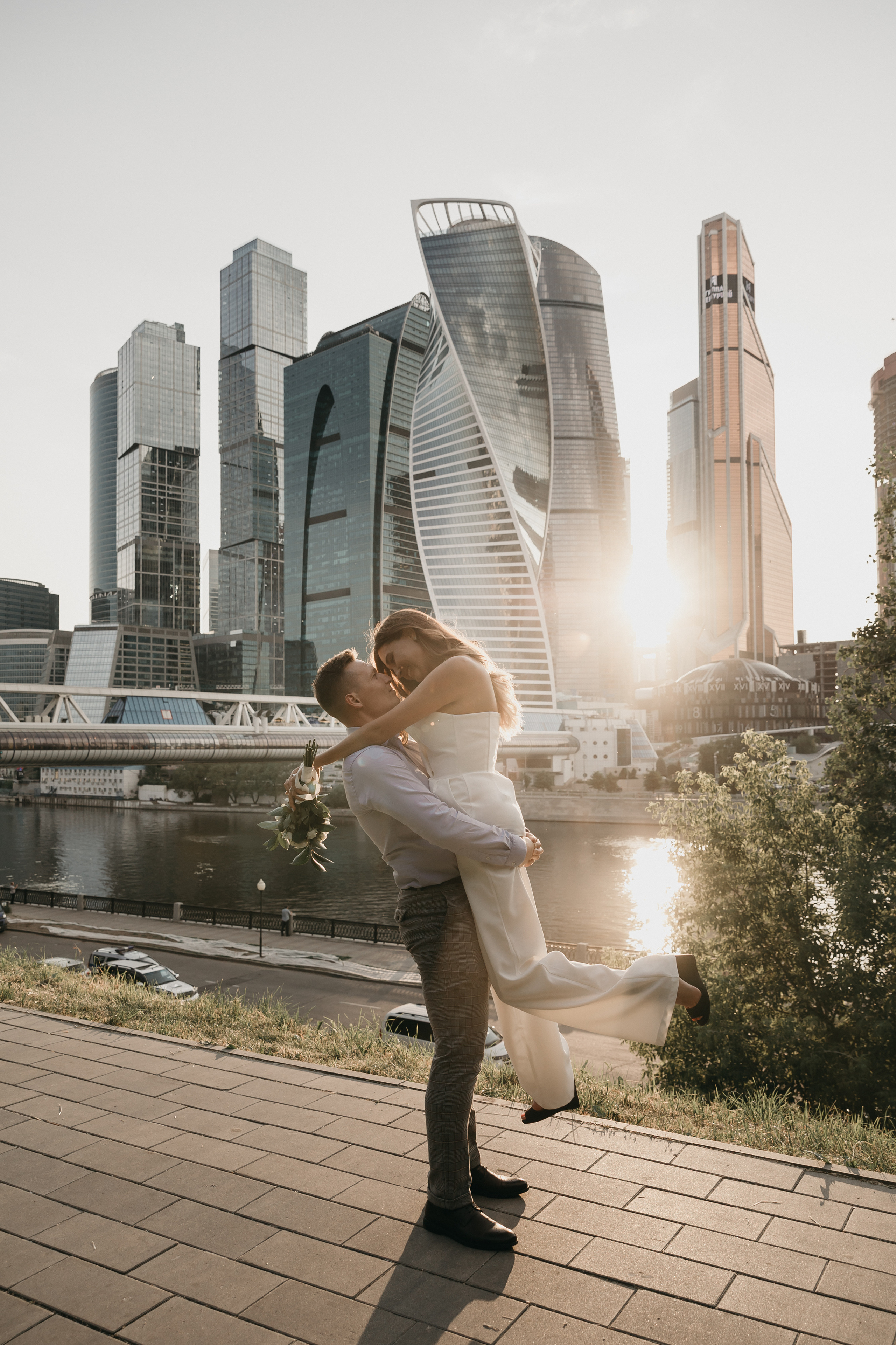Свадебная фотосессия на берегу Москвы-реки. Свадебный фотограф в Москве Екатерина Гусева