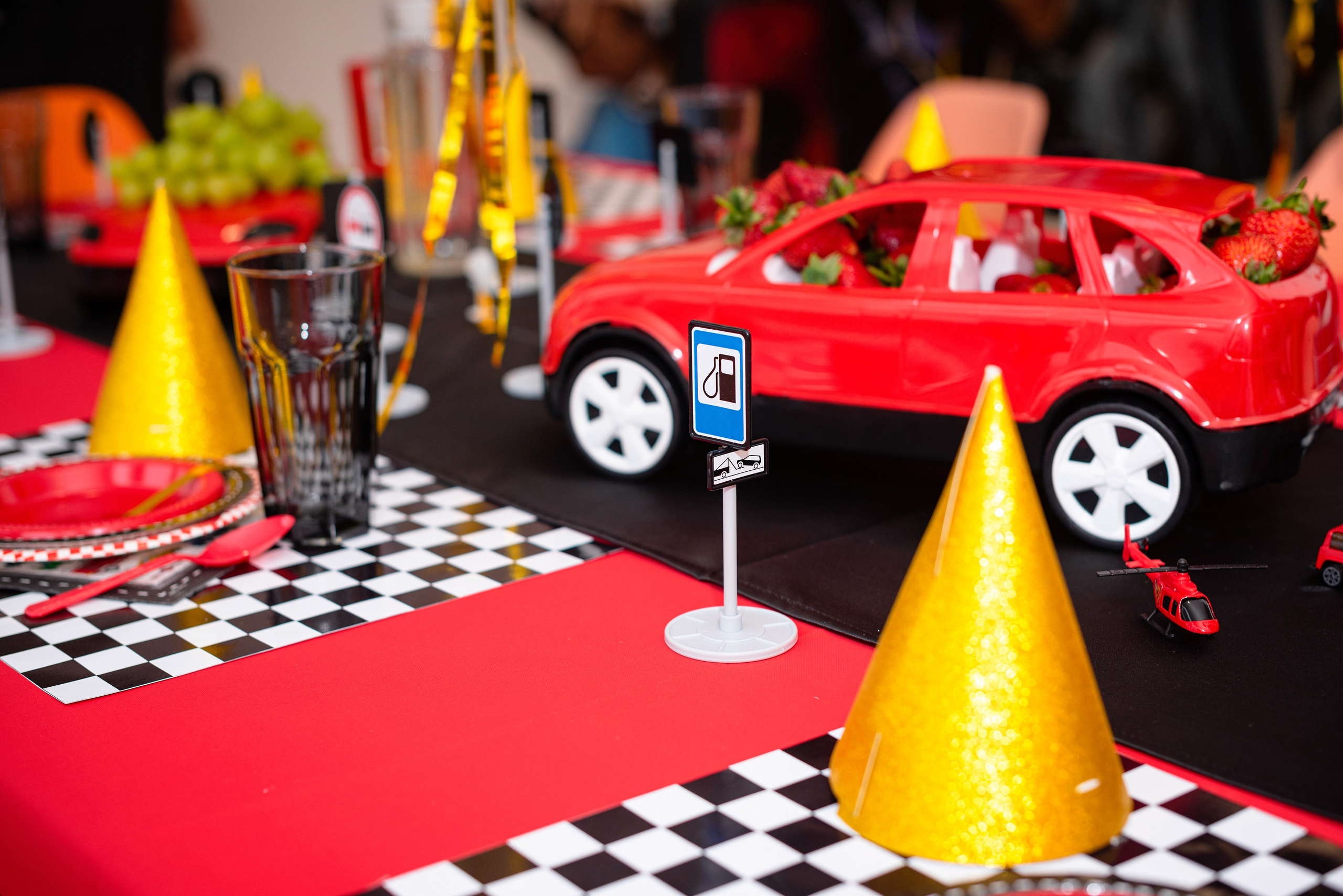 Профессиональный фотограф из Сургута/Нефтеюганска запечатлевает живое настроение и радость детско-подростковых праздничных мероприятий, включая дни рождения, выпускные вечера и семейные торжества.