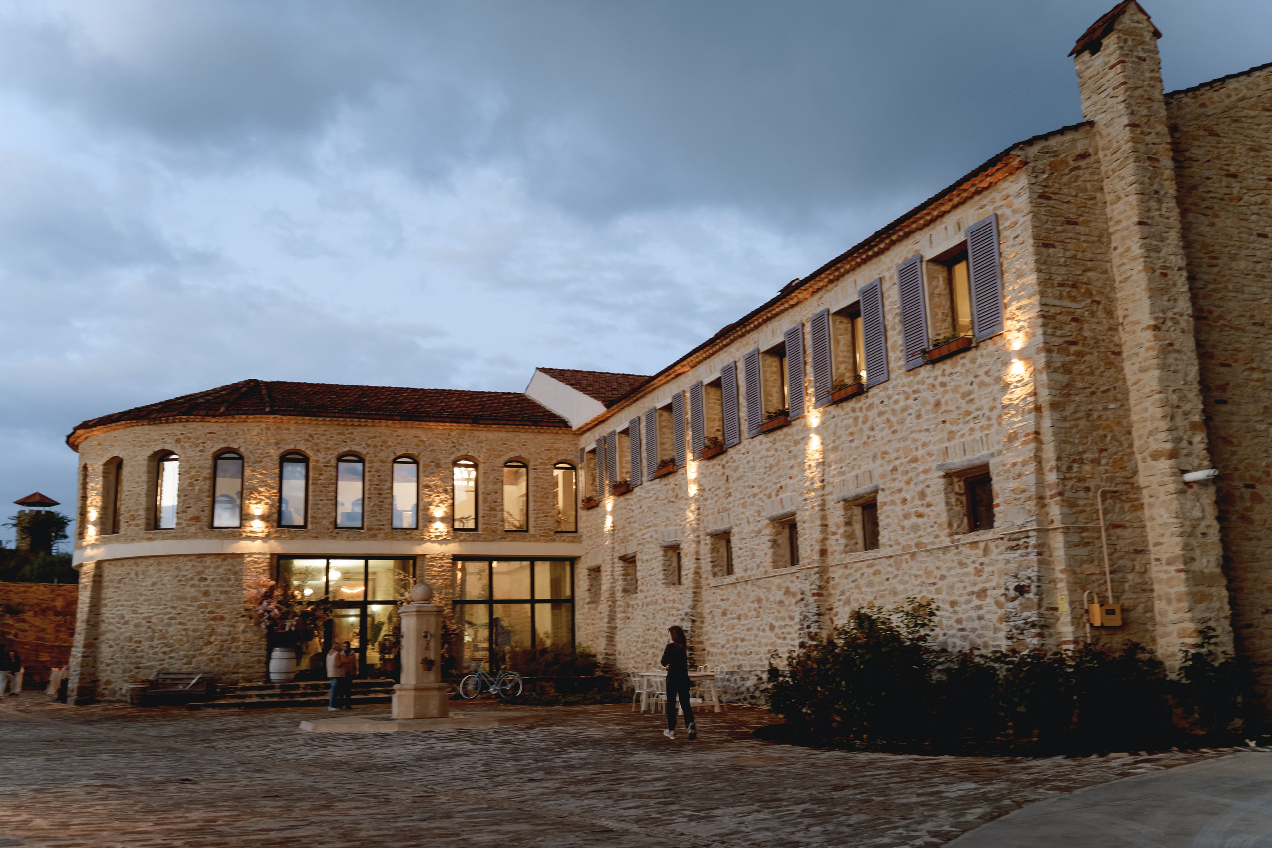 Стильная свадьба в стиле «винный терруар»: натуральные ткани, лошади и вино Chateau Andre.