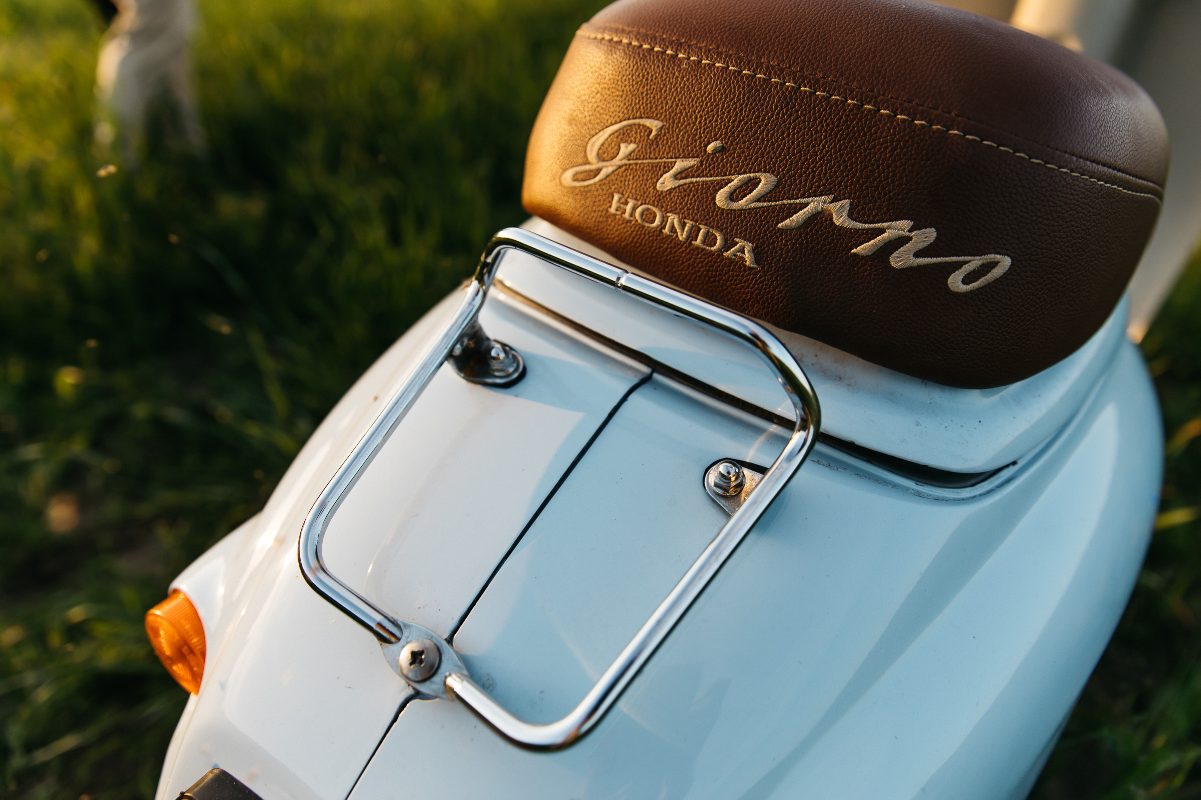 На мопеде на пикник. Фотограф Ян Ежов | Свадебный фотограф в Томске