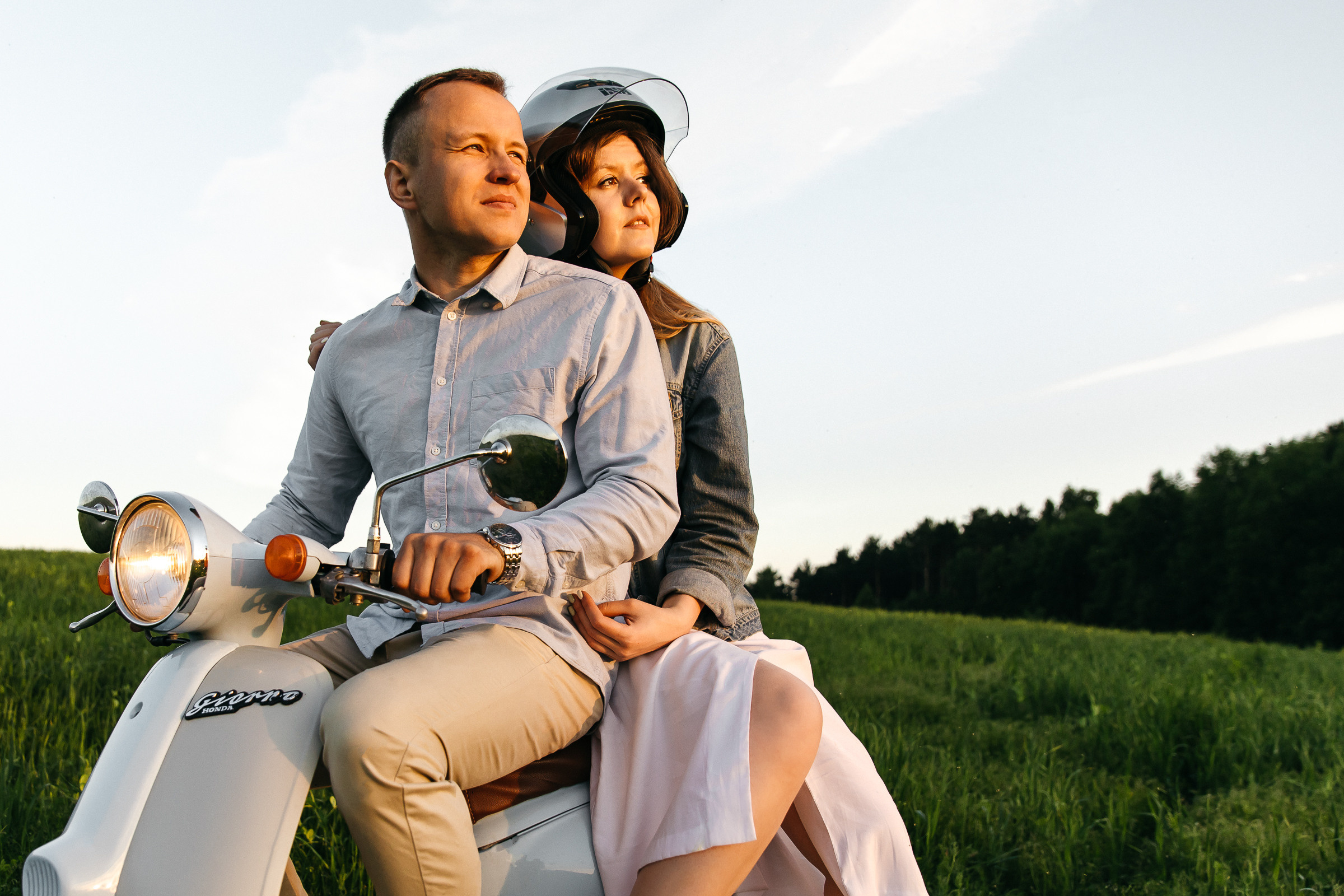 На мопеде на пикник. Фотограф Ян Ежов | Свадебный фотограф в Томске