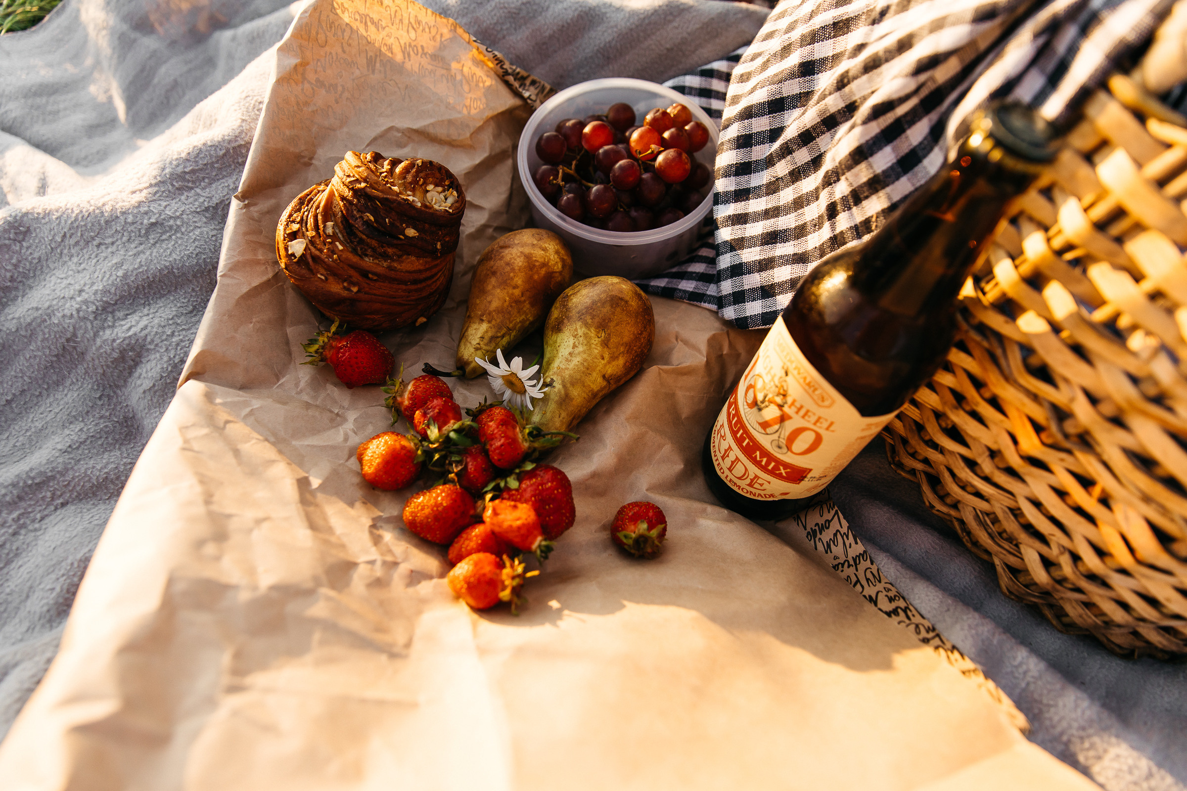 На мопеде на пикник. Фотограф Ян Ежов | Свадебный фотограф в Томске