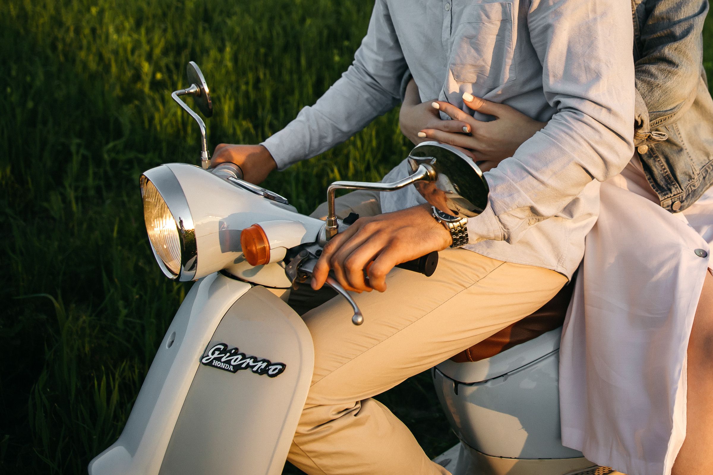 На мопеде на пикник. Фотограф Ян Ежов | Свадебный фотограф в Томске