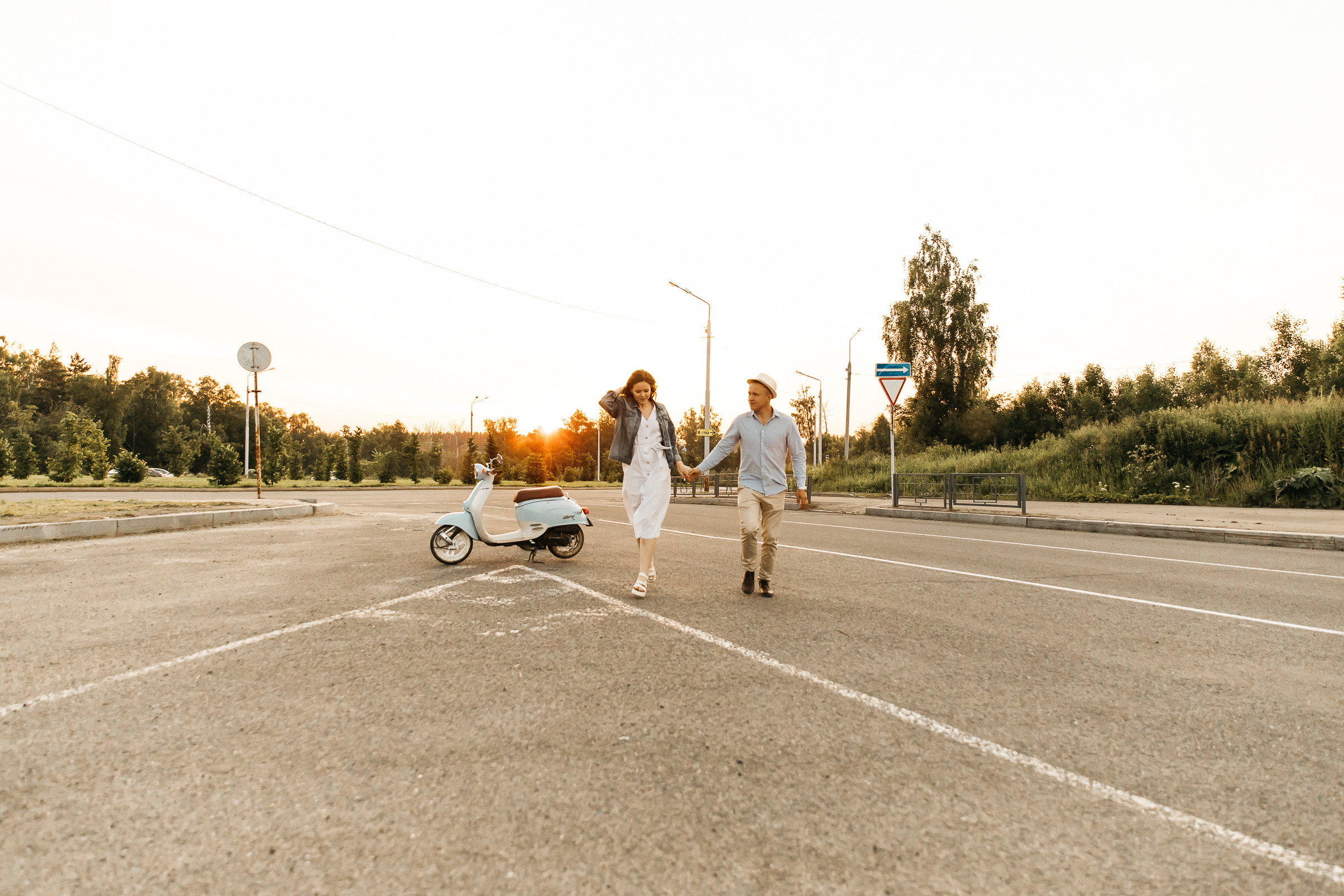 На мопеде на пикник. Фотограф Ян Ежов | Свадебный фотограф в Томске