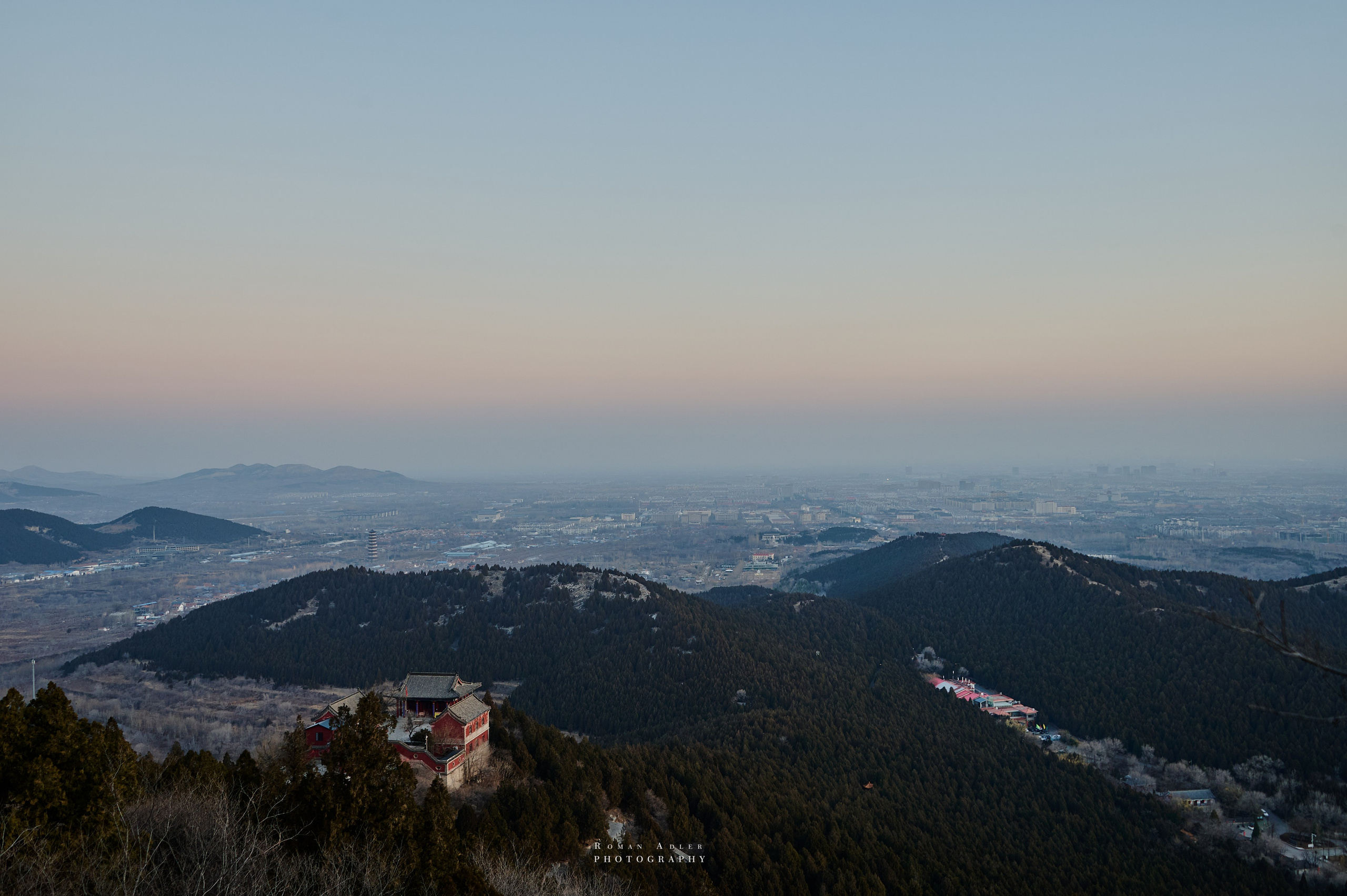 Рассвет на храмовой горе Юнмень. Цинчжоу. Фотограф Роман Адлер