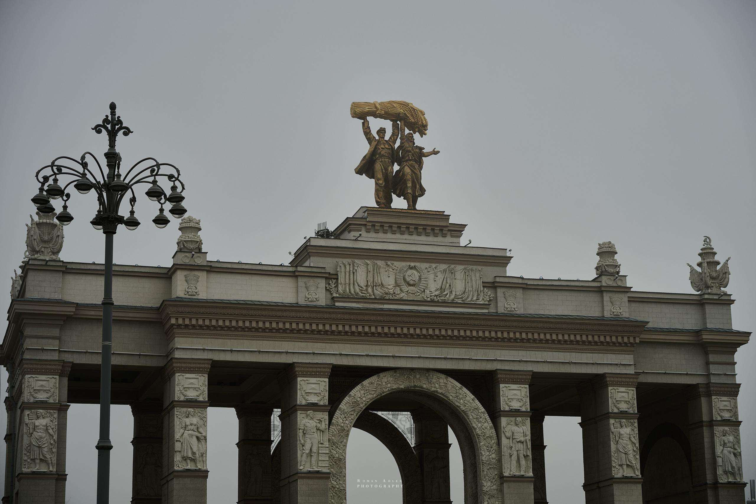 Туманное утро на ВДНХ. Фотограф Роман Адлер