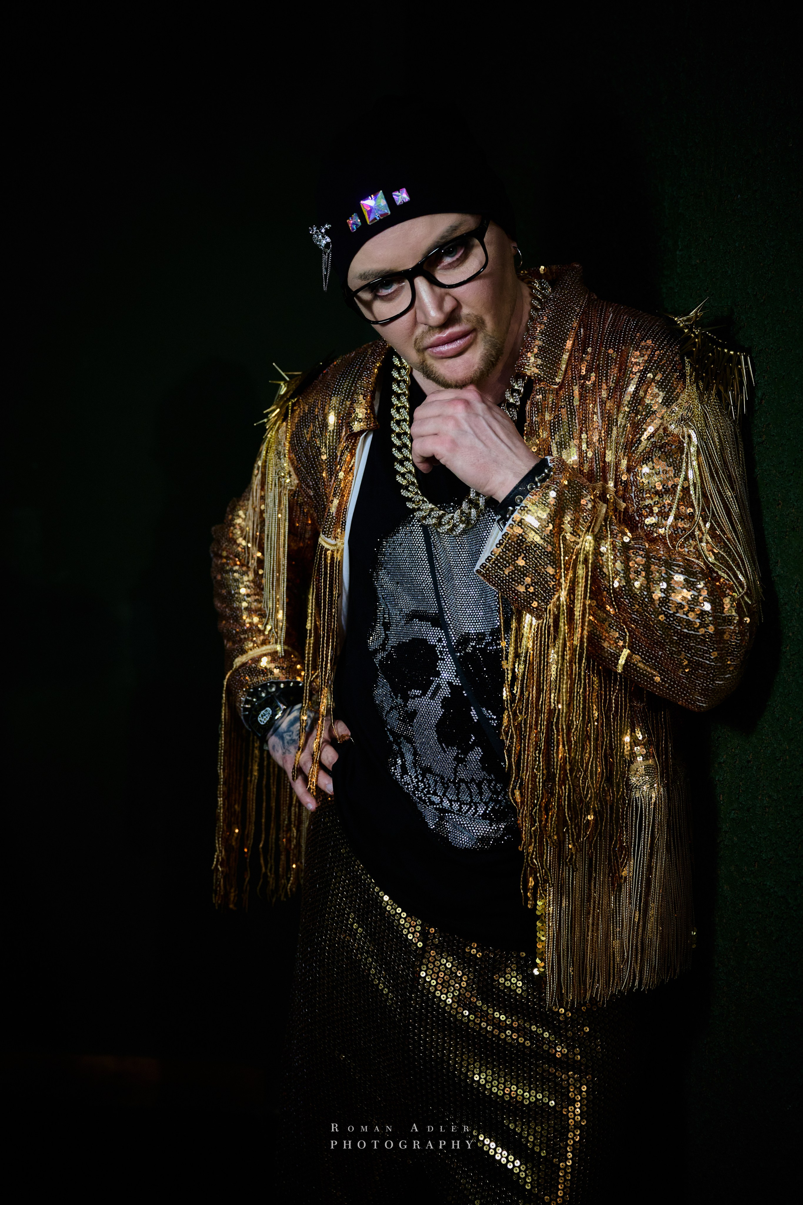 Шоумен Женя Цой. Фотограф Роман Адлер