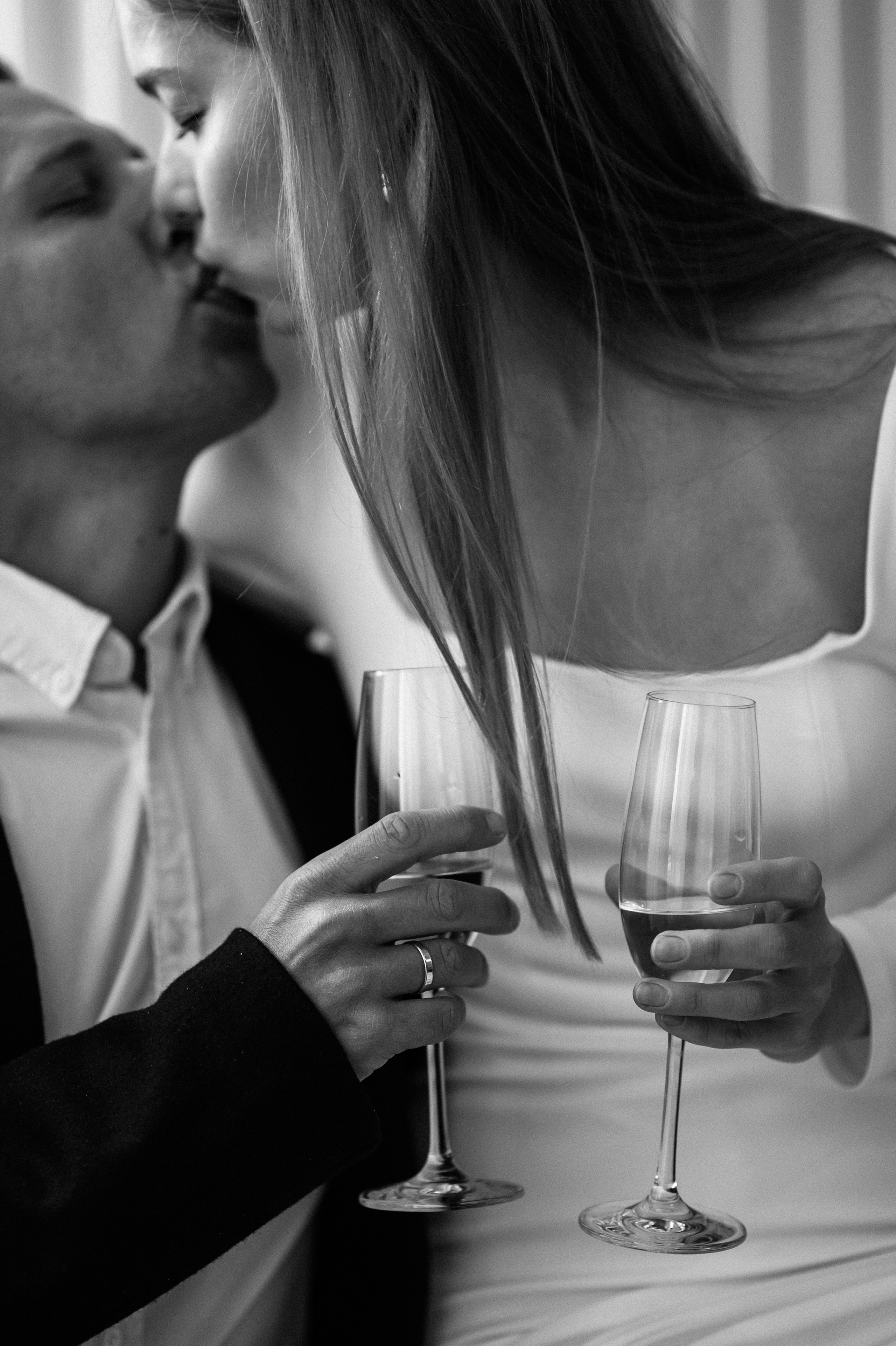 Поцелуй жениха и невесты в отеле