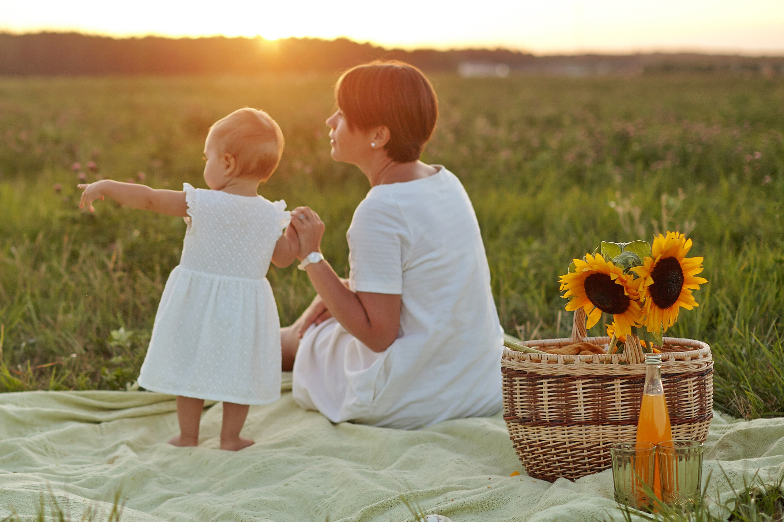 Мама с дочкой в поле на закате. Фотограф Ольга Ефремова