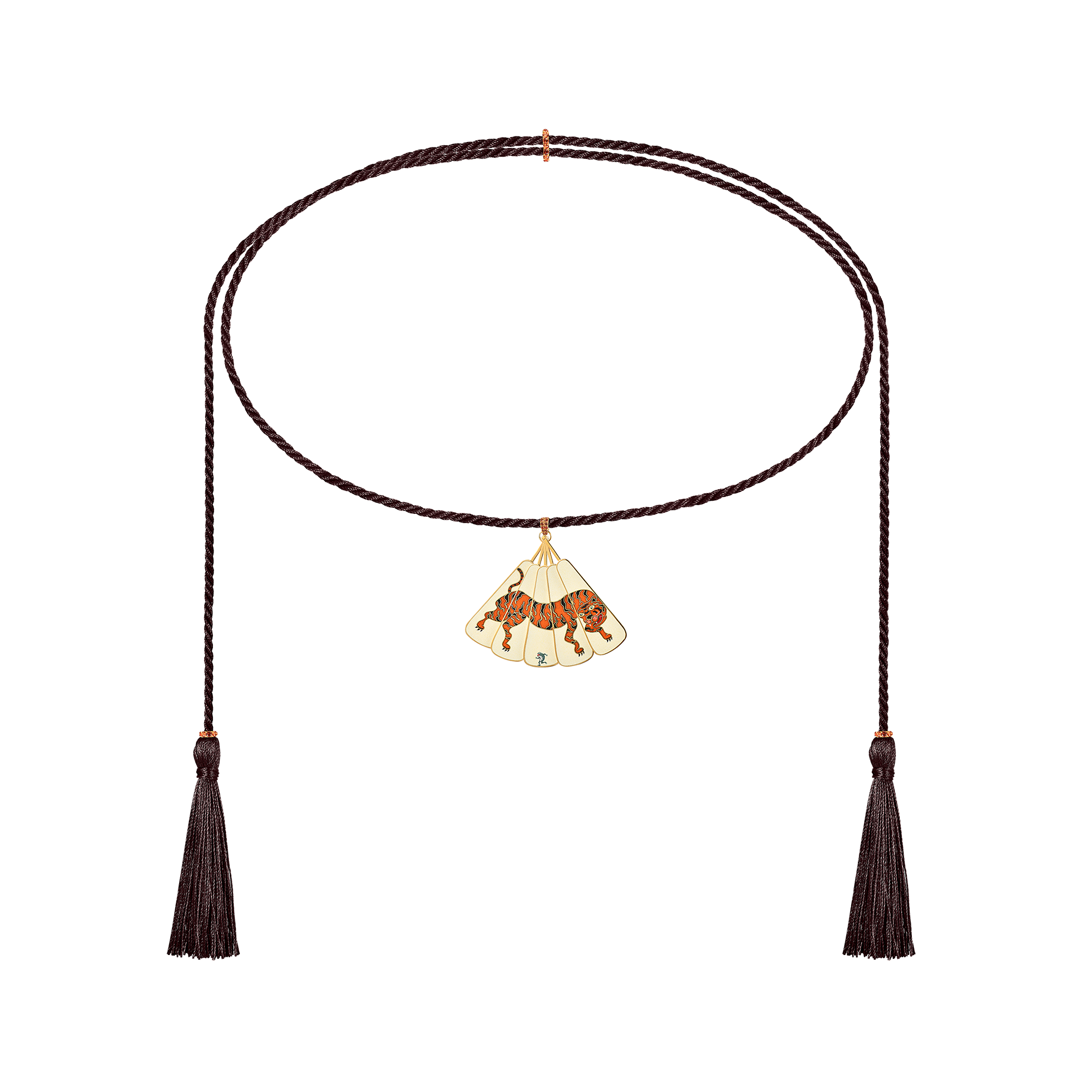 Предметная съемка колье на шнуре на белом фоне 