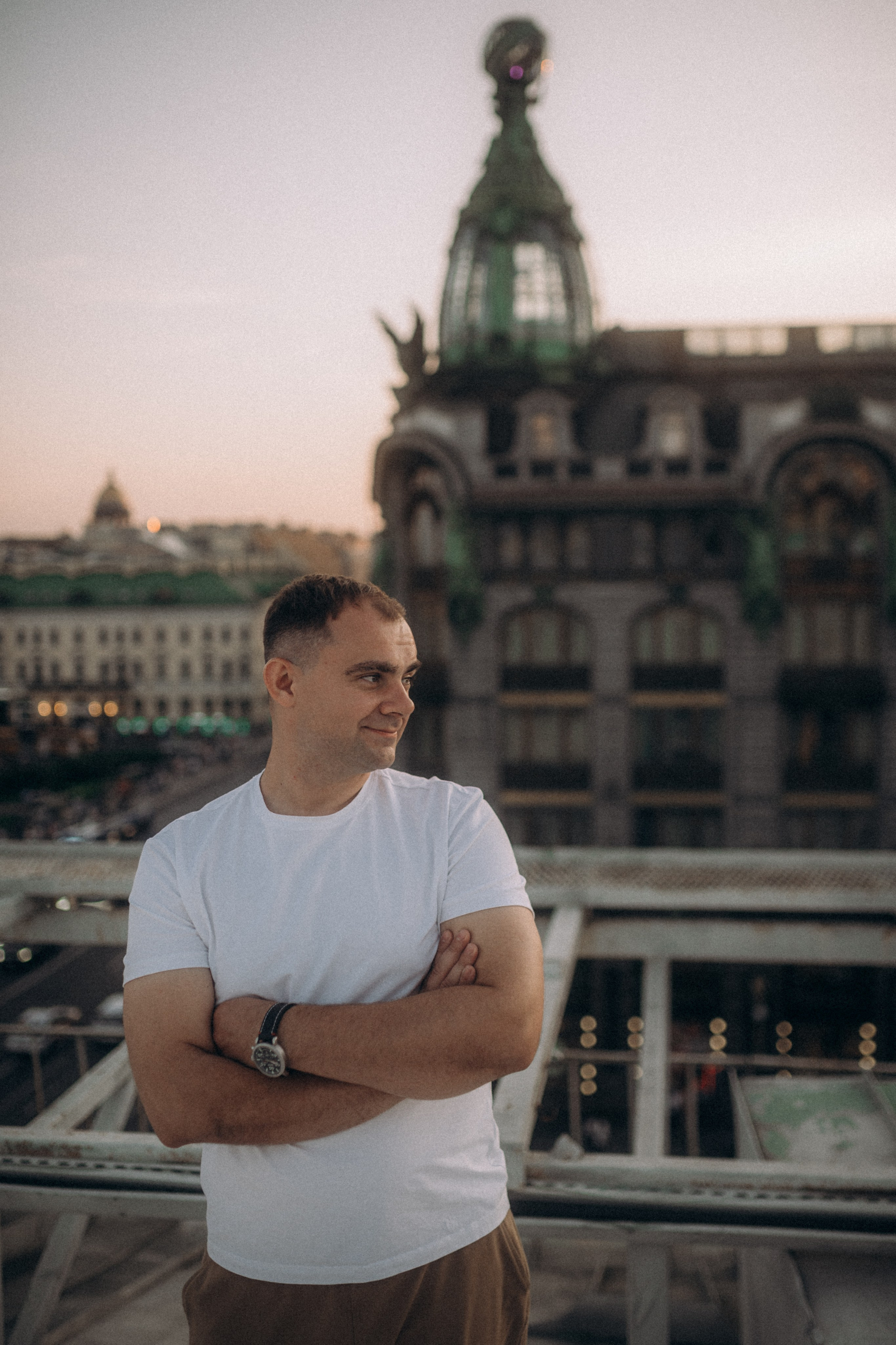 Мы сидим на питерской, теплой крыше. Фотограф в Санкт Петербурге Лара Великова