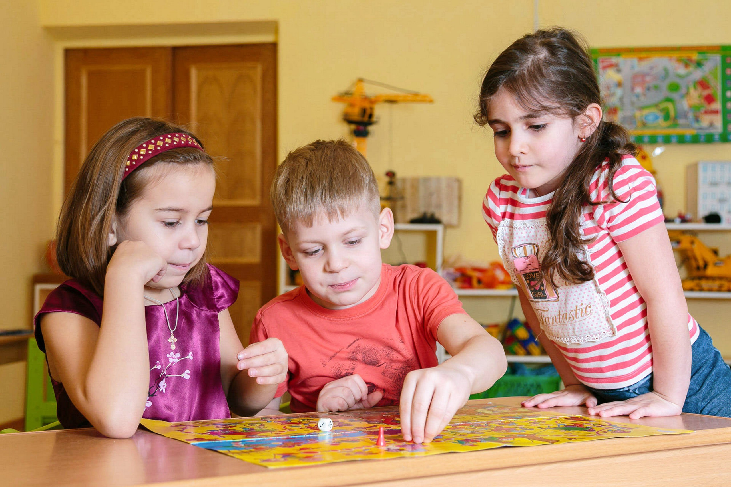 дети играют в настольные игры в группе в детском саду